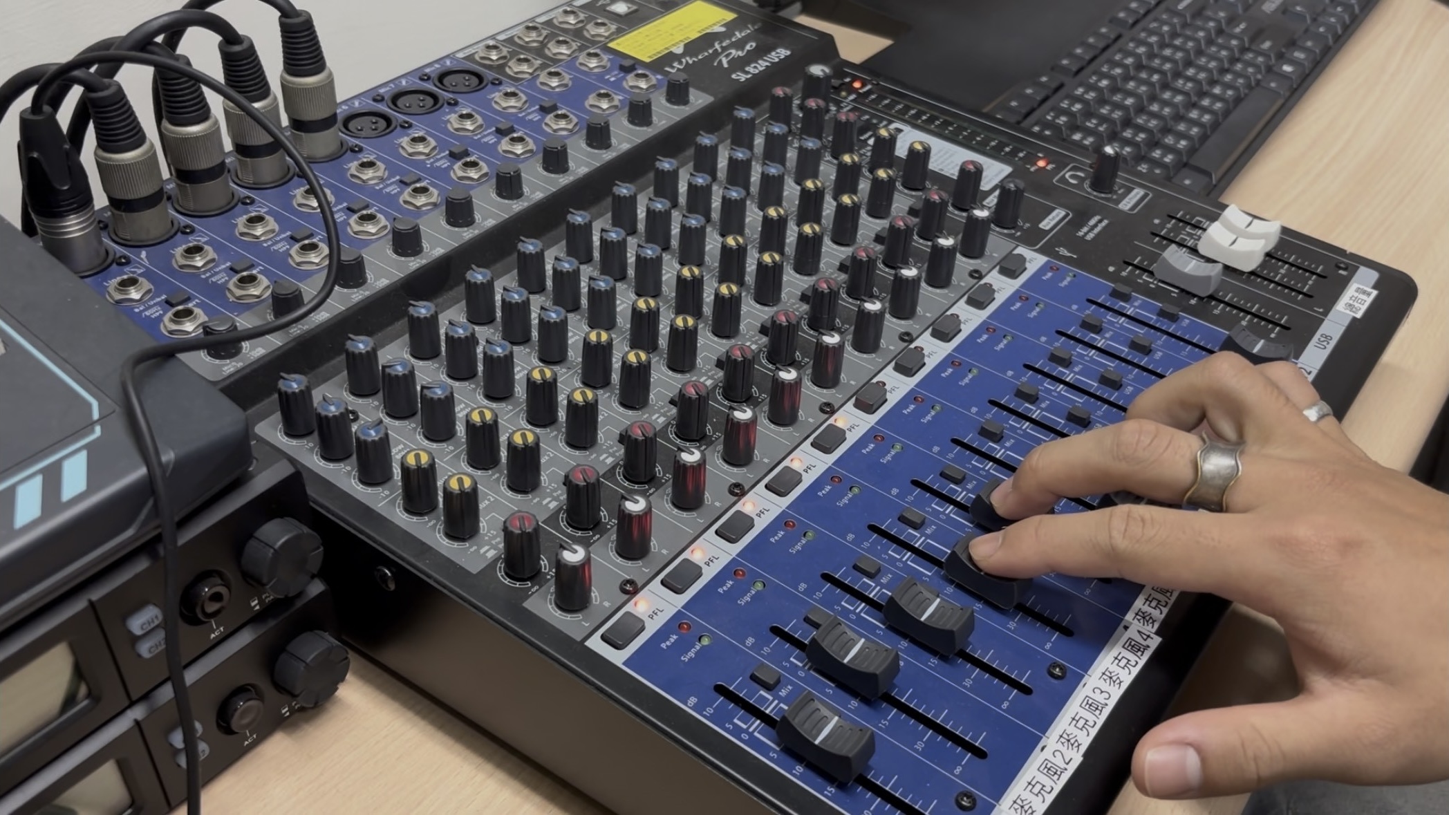 一隻手正在操作混音器