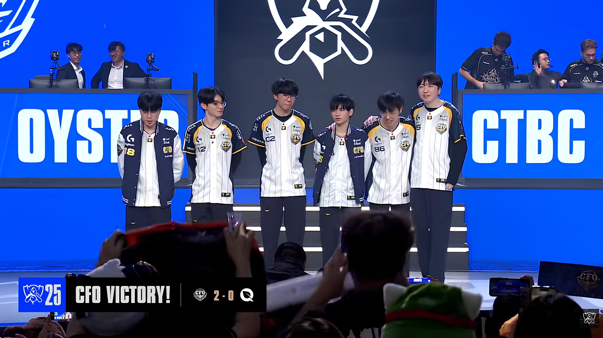 CFO（中信飛牡蠣）站在台上，台下有許多觀眾舉起手機拍照、攝影