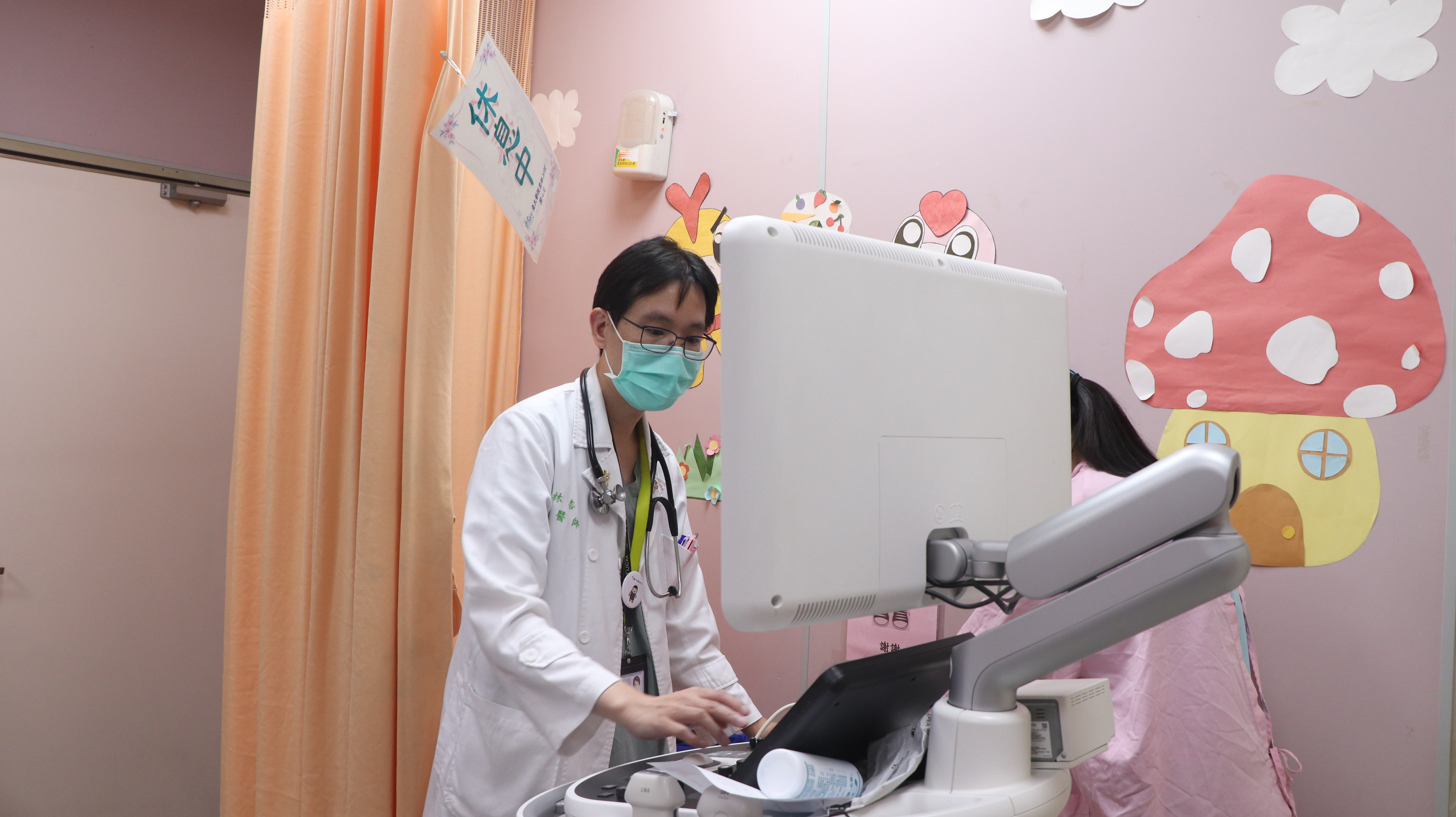 醫師與護理師正在操作儀器