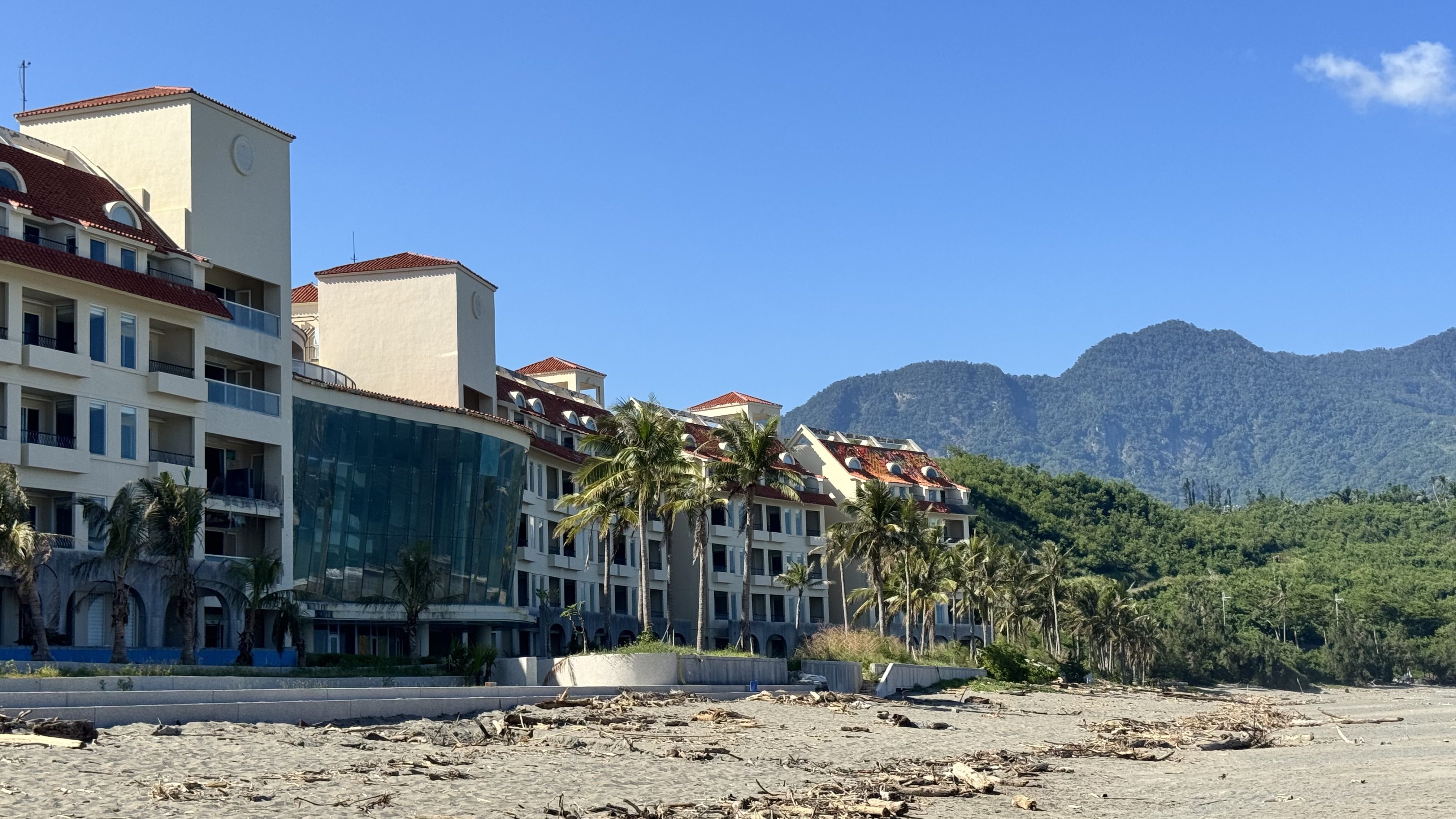 美麗灣渡假村外觀，周圍遍佈泥沙與枯枝