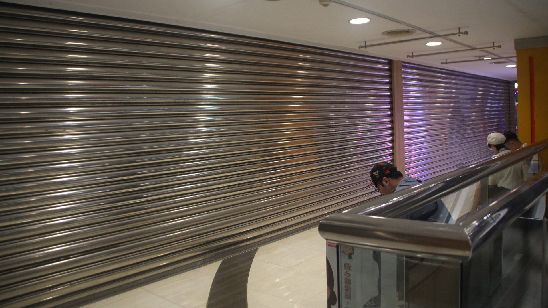 百貨公司內的店面拉下鐵捲門