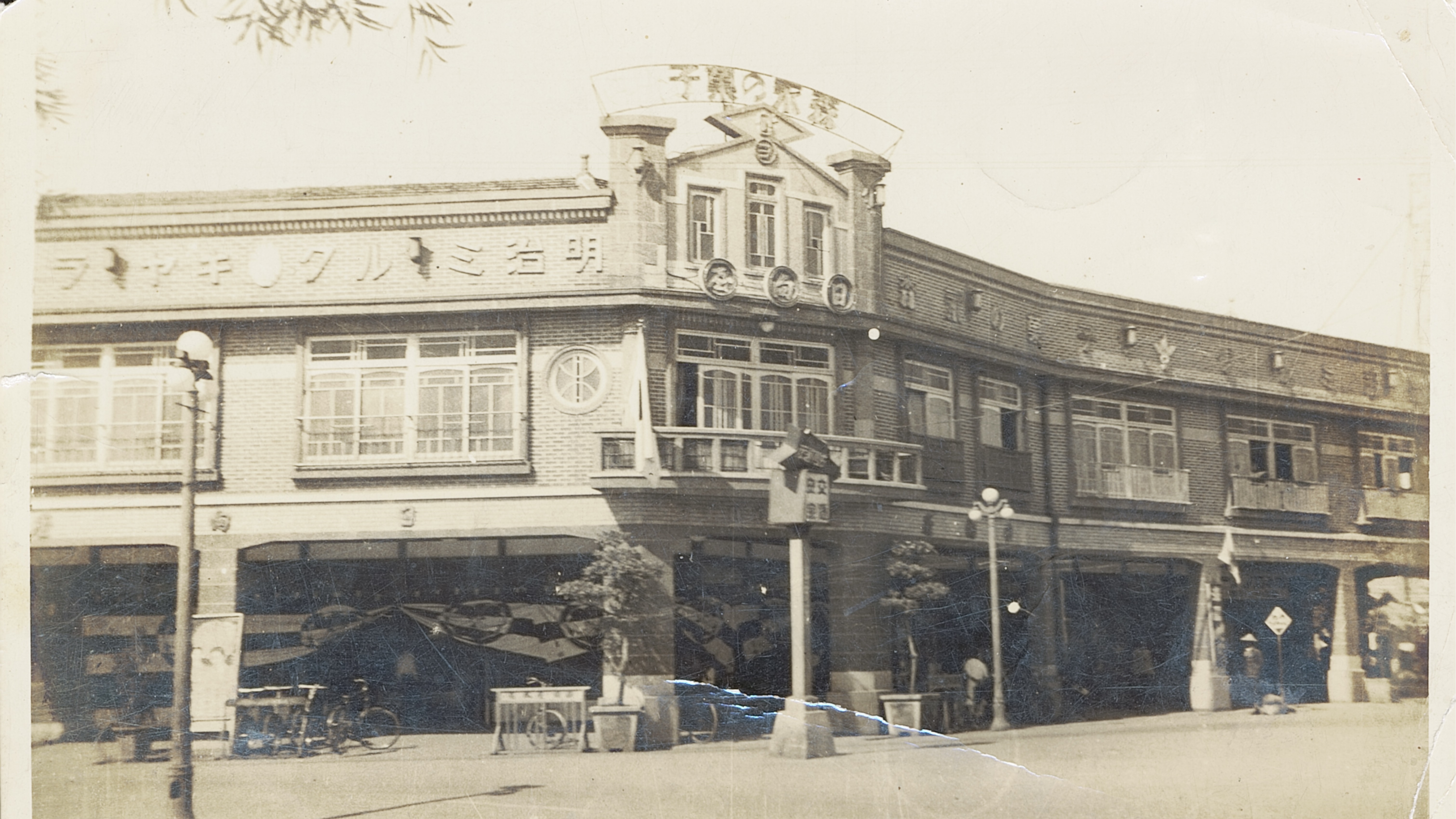 這是一張日治時期的黑白老照片，拍攝的是當時位於嘉義的「日向屋」建築。