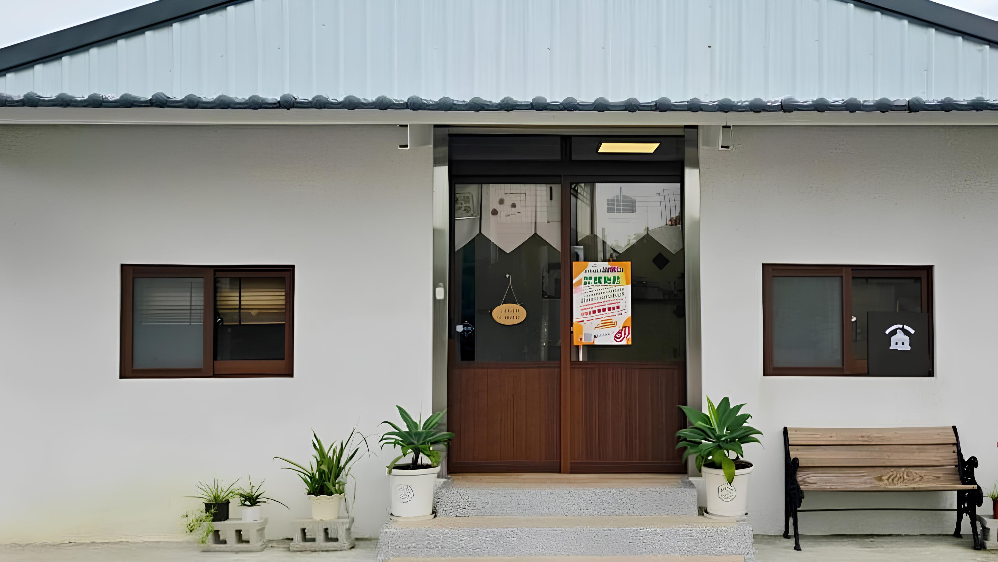 一棟白色外牆的平房建築入口。