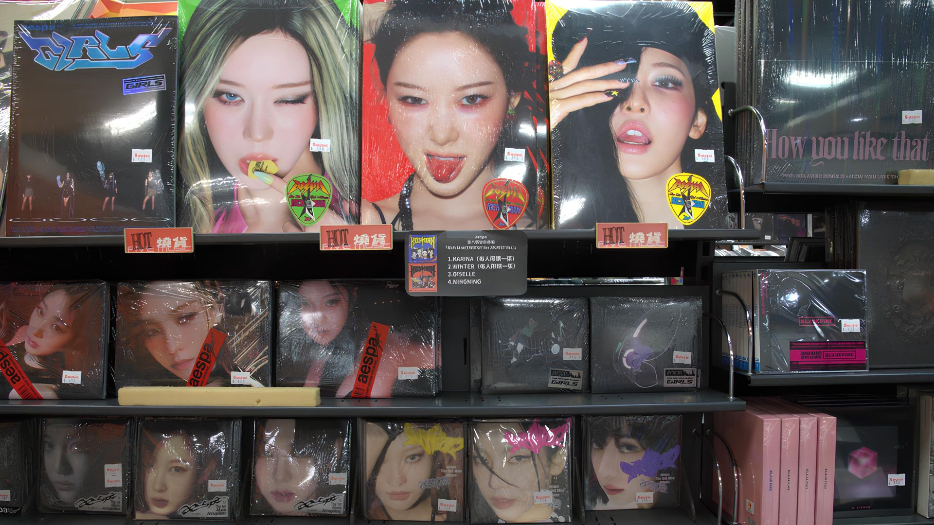 韓國偶像專輯整齊排列在架上