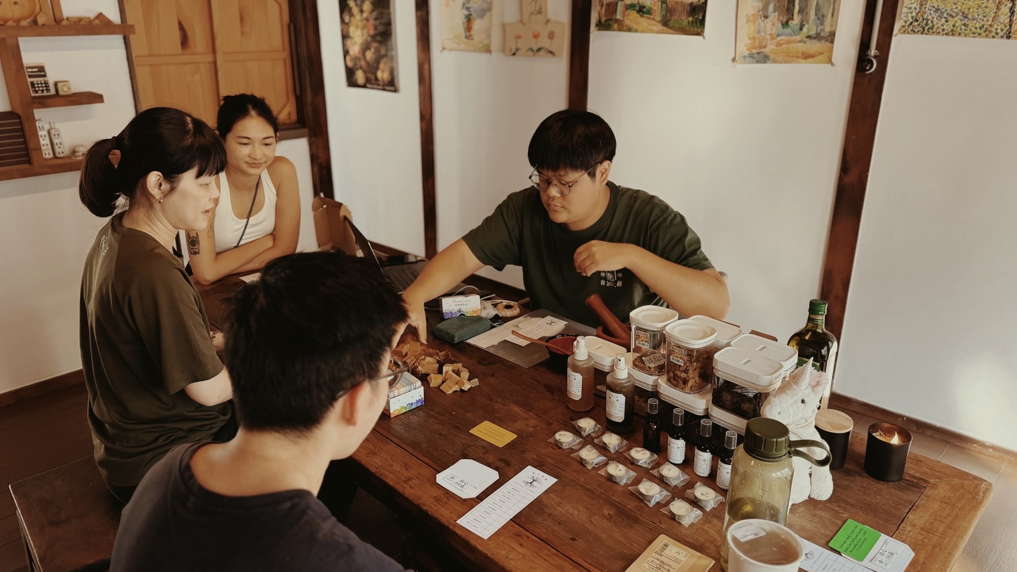 學員與寵物溝通師正在進行課程