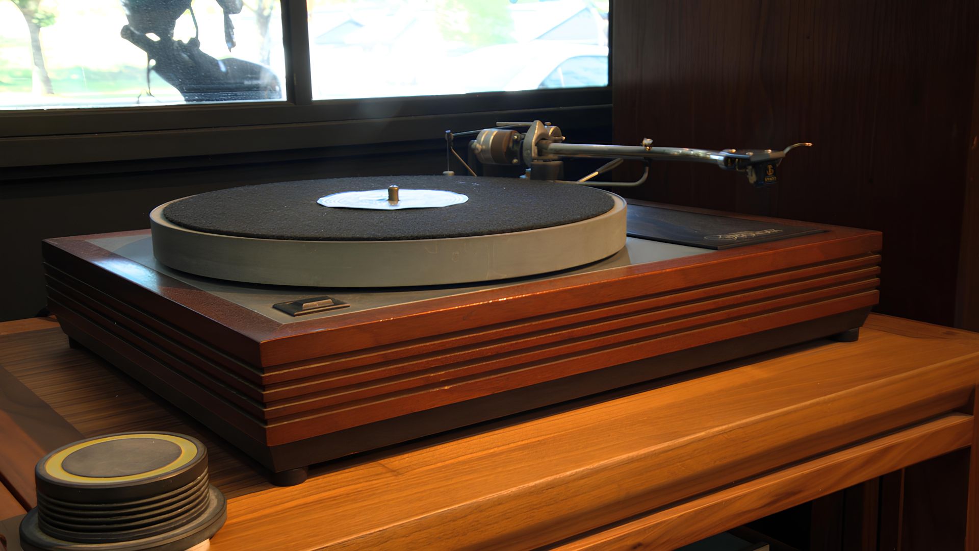 木頭桌上放著一台唱機
