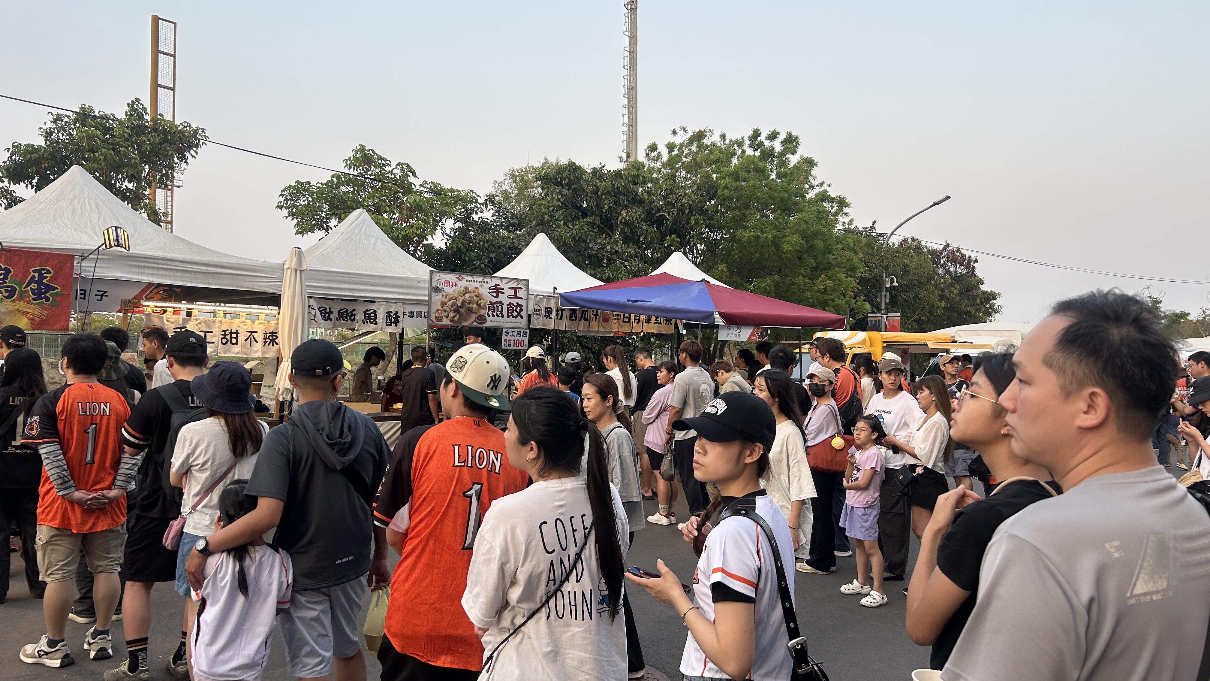 棒球場外圍由白色帳篷組成的美食市集攤位區。