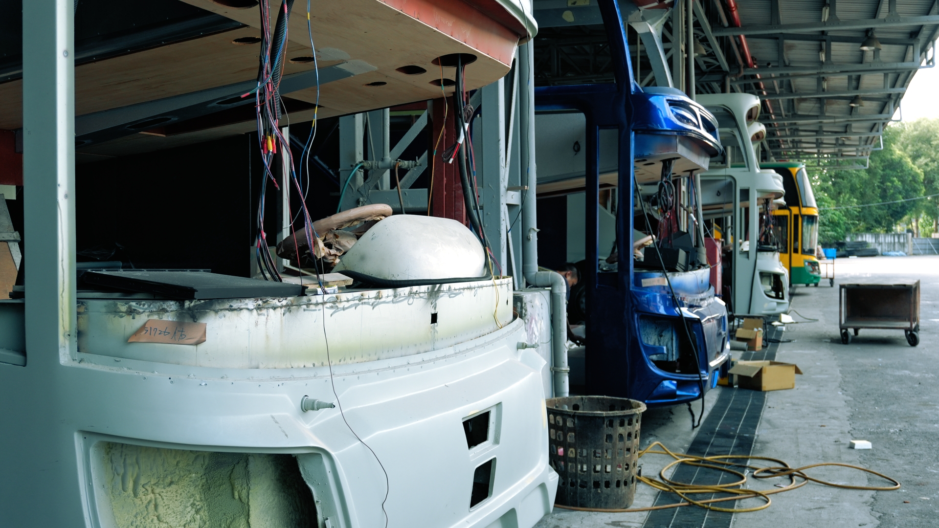 遊覽車頭的板金與電線特寫