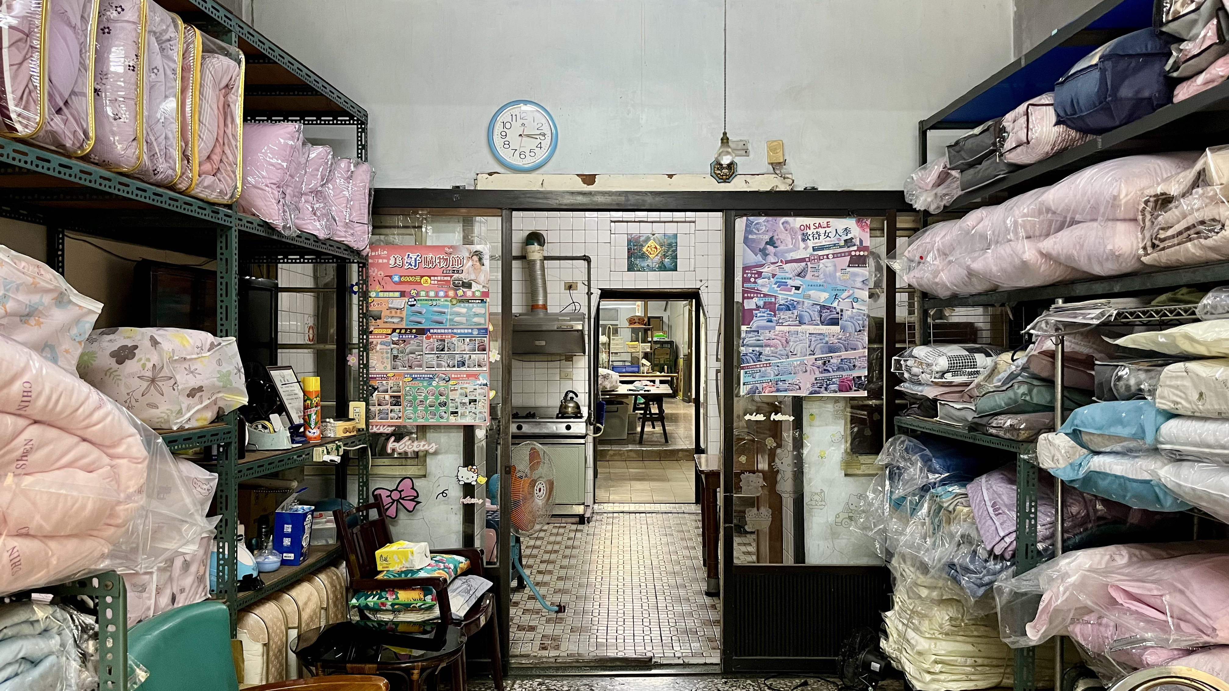 寢具行的店面後半段與通往後方工作區的室內全景