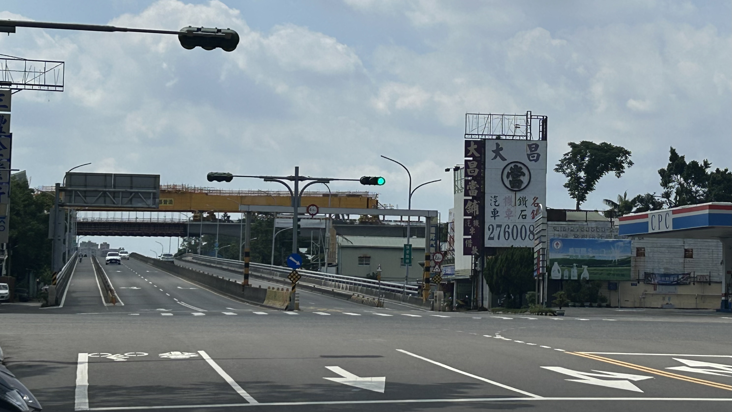 博愛陸橋機車道沒有劃分車道線