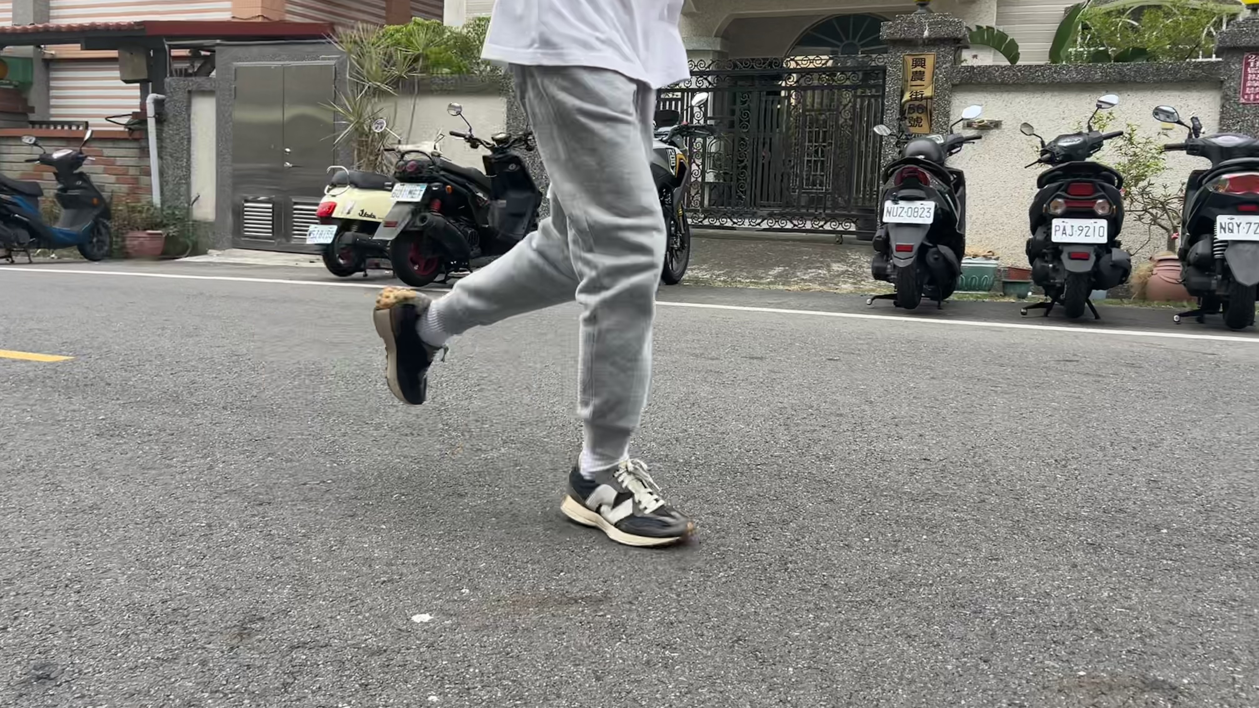 一個人正在跑步的下半身特寫