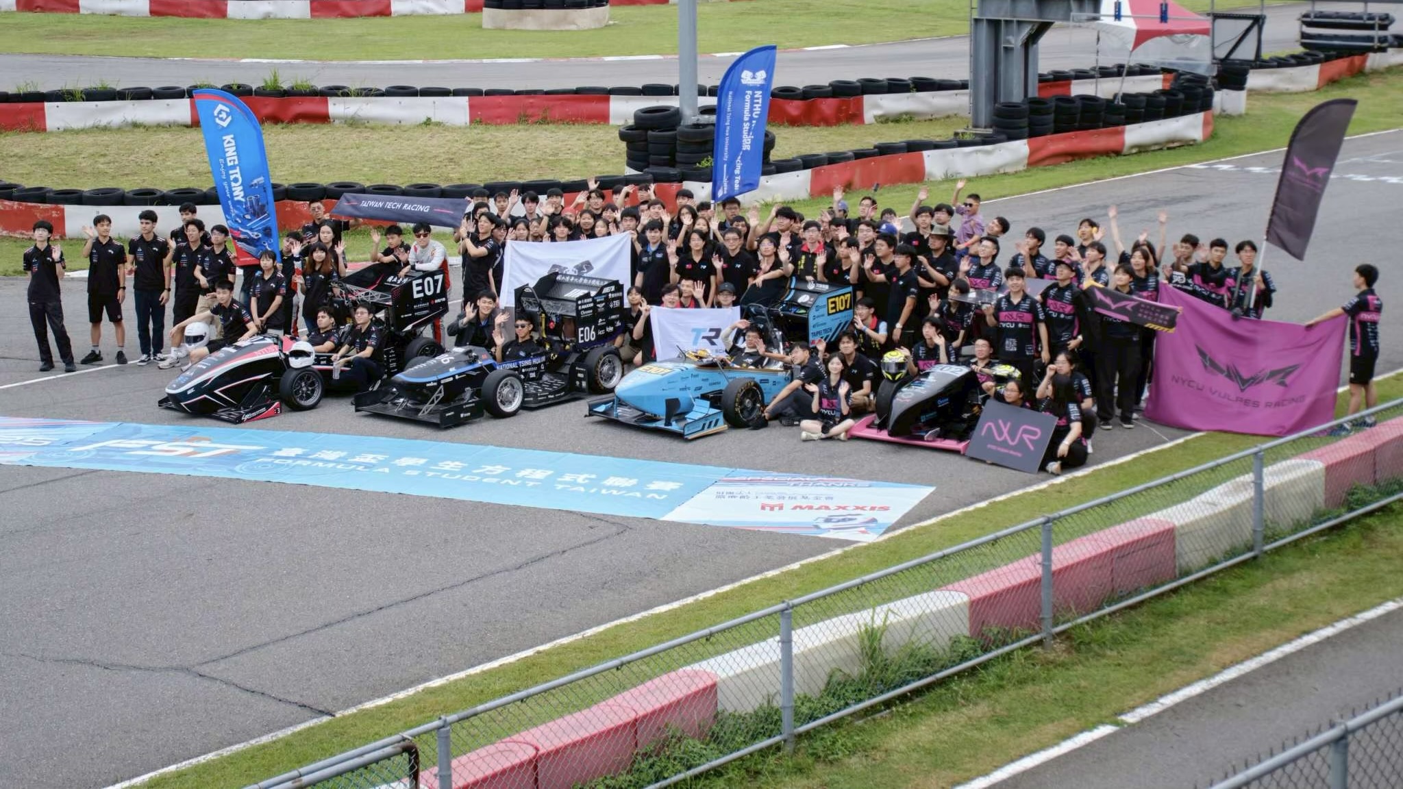 賽車場上舉辦的 FST（Formula Student Taiwan，台灣盃學生方程式賽車） 大合照現場。