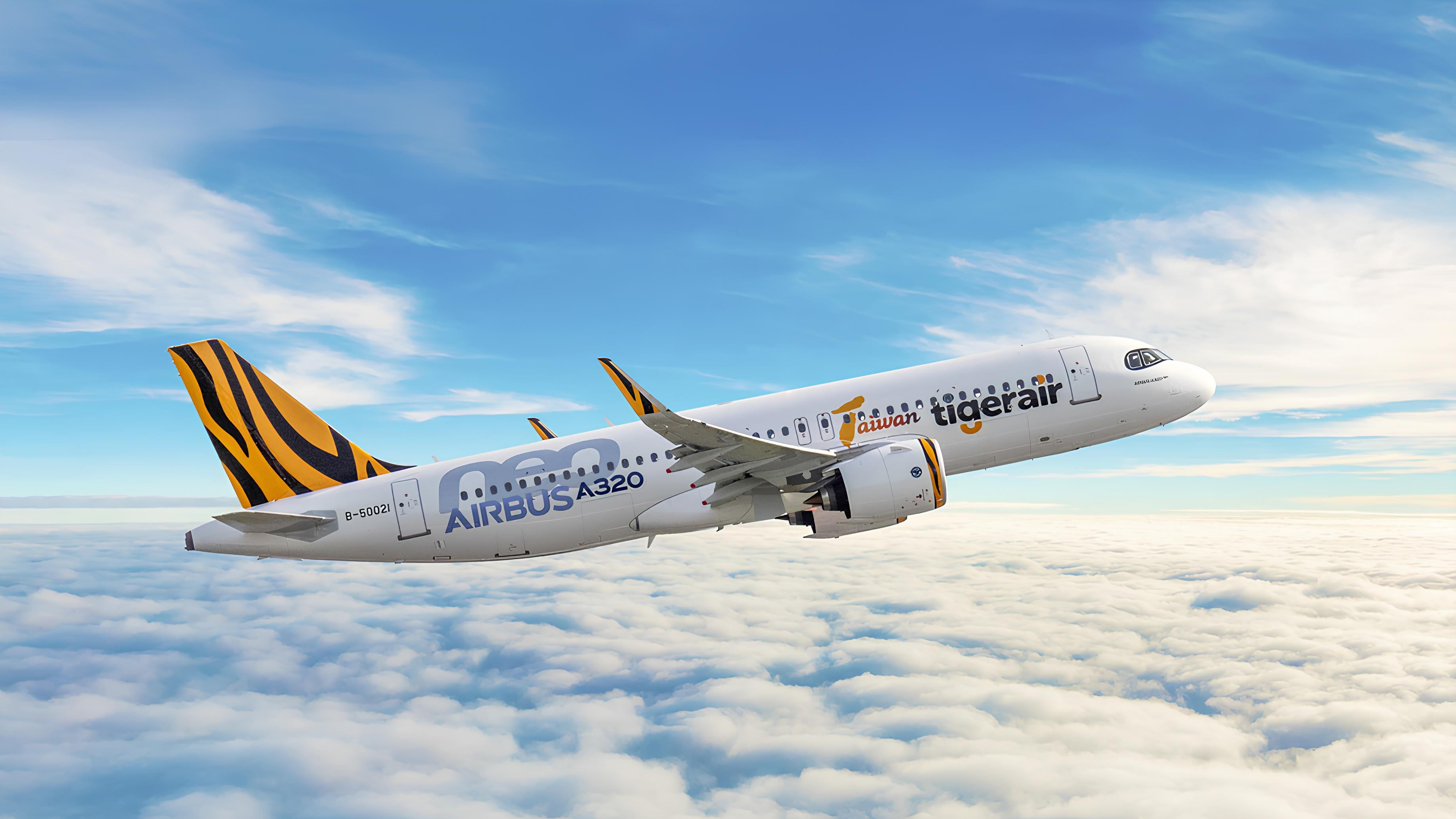 台灣虎航的飛機在雲層上向上飛行