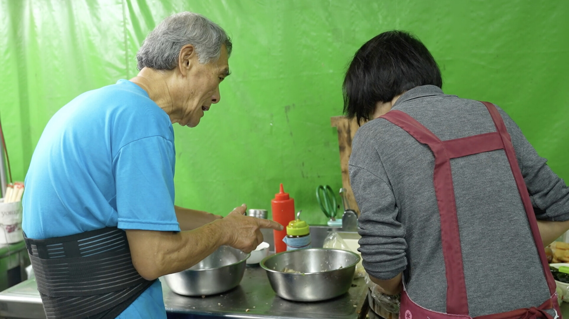 錢伯與錢嫂工作的背影