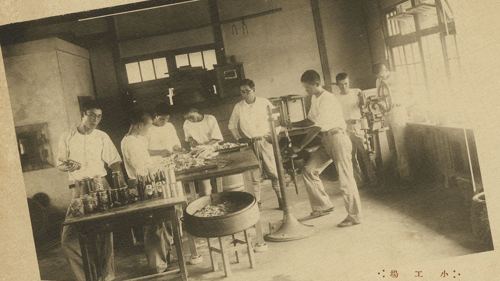 學生們正在製作醬油