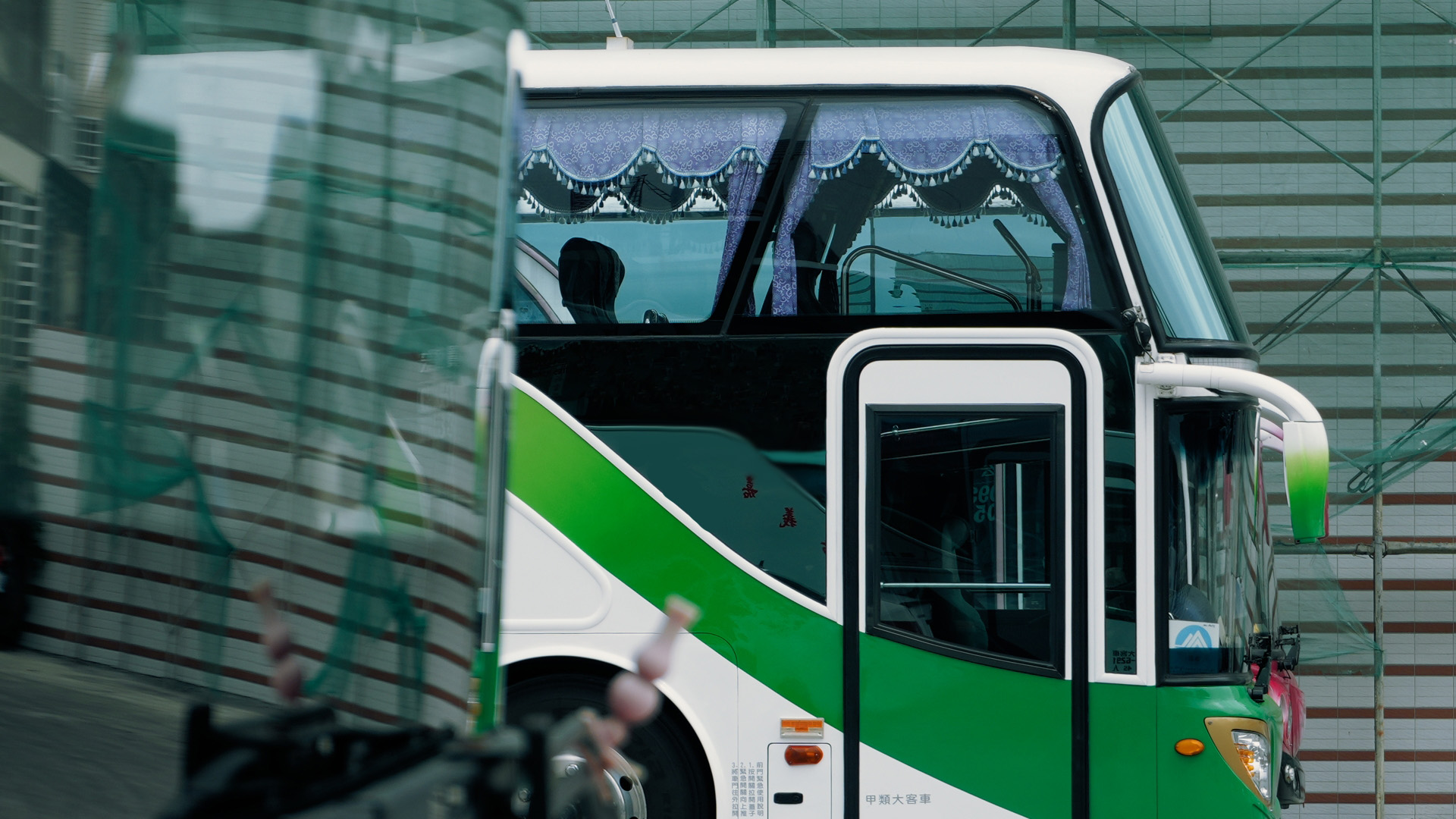 遊覽車側面特寫