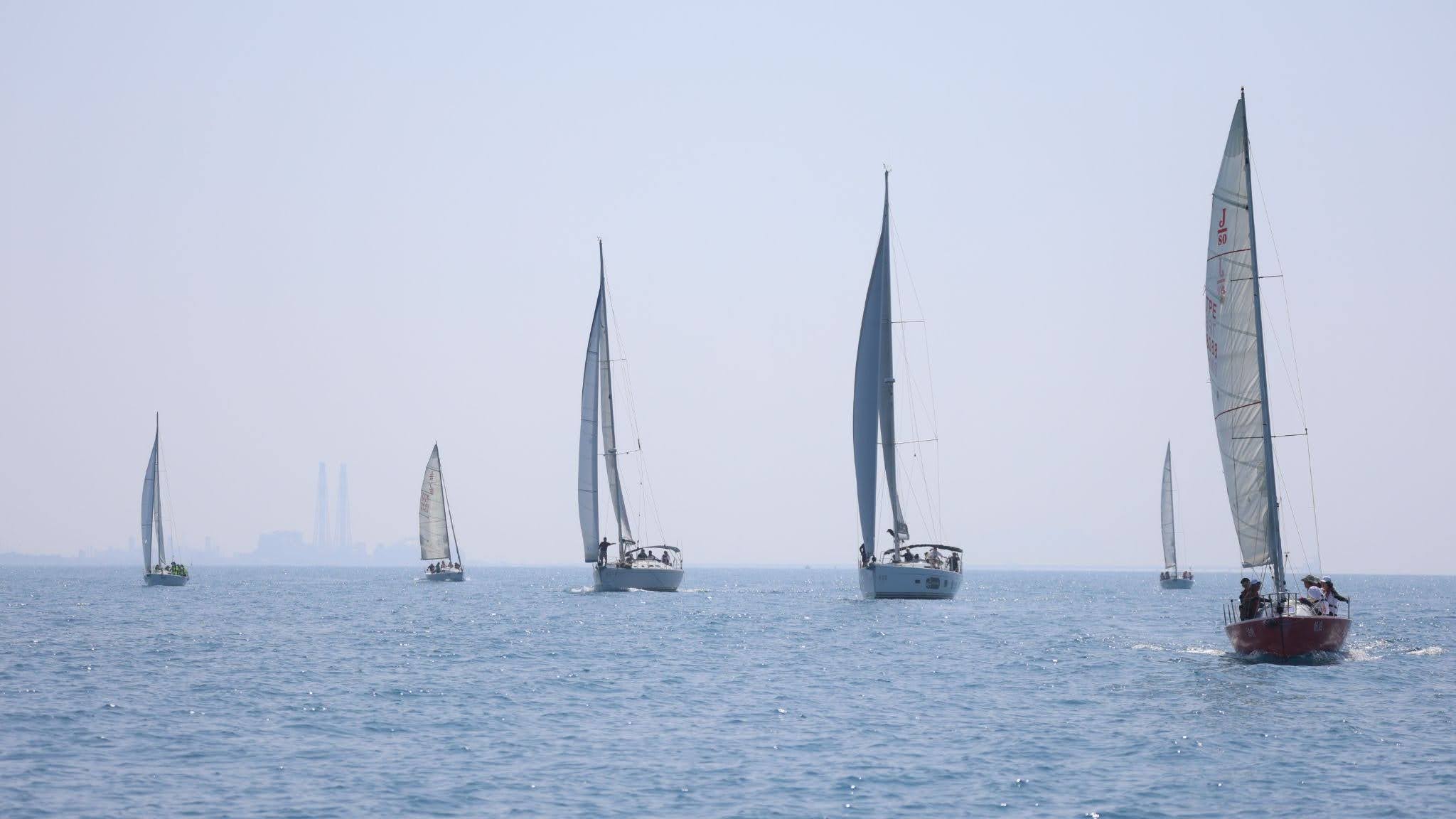 多艘帆船在海面上集體航行的壯觀場面。