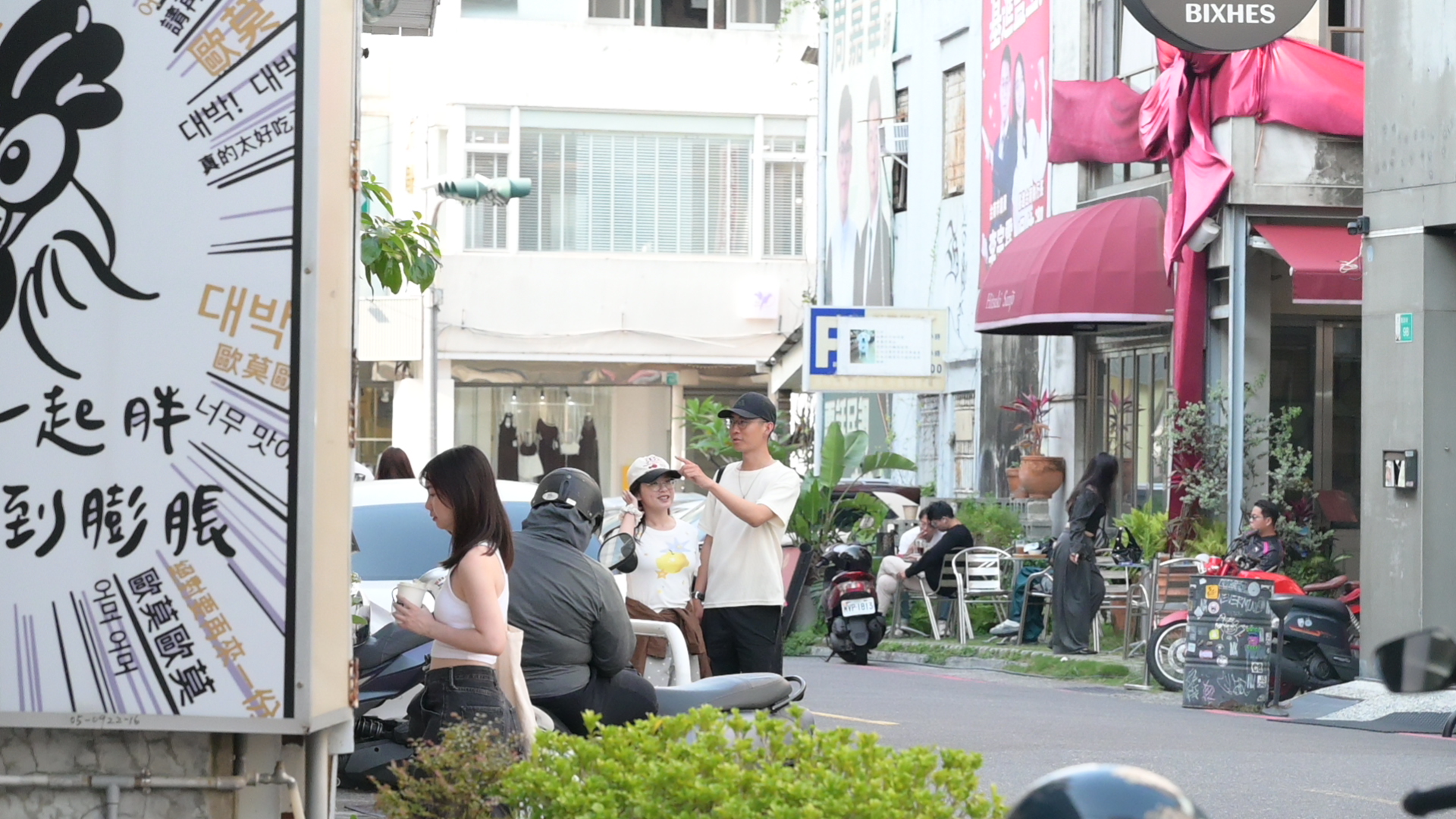 城市巷弄中的日常街景。