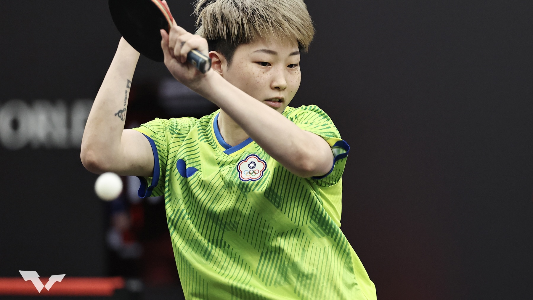 台灣桌球選手簡彤娟在賽場上準備回擊球瞬間的特寫畫面。