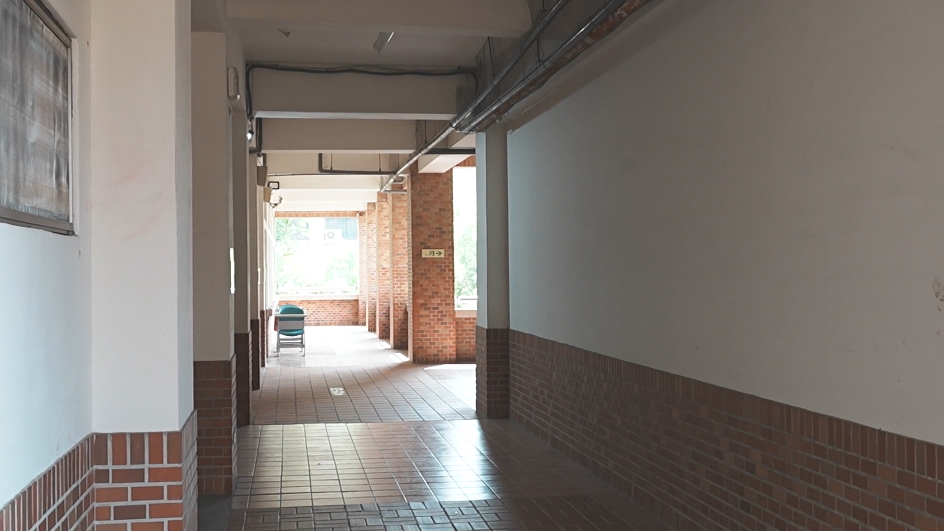 國立中正大學共同教室大樓走廊