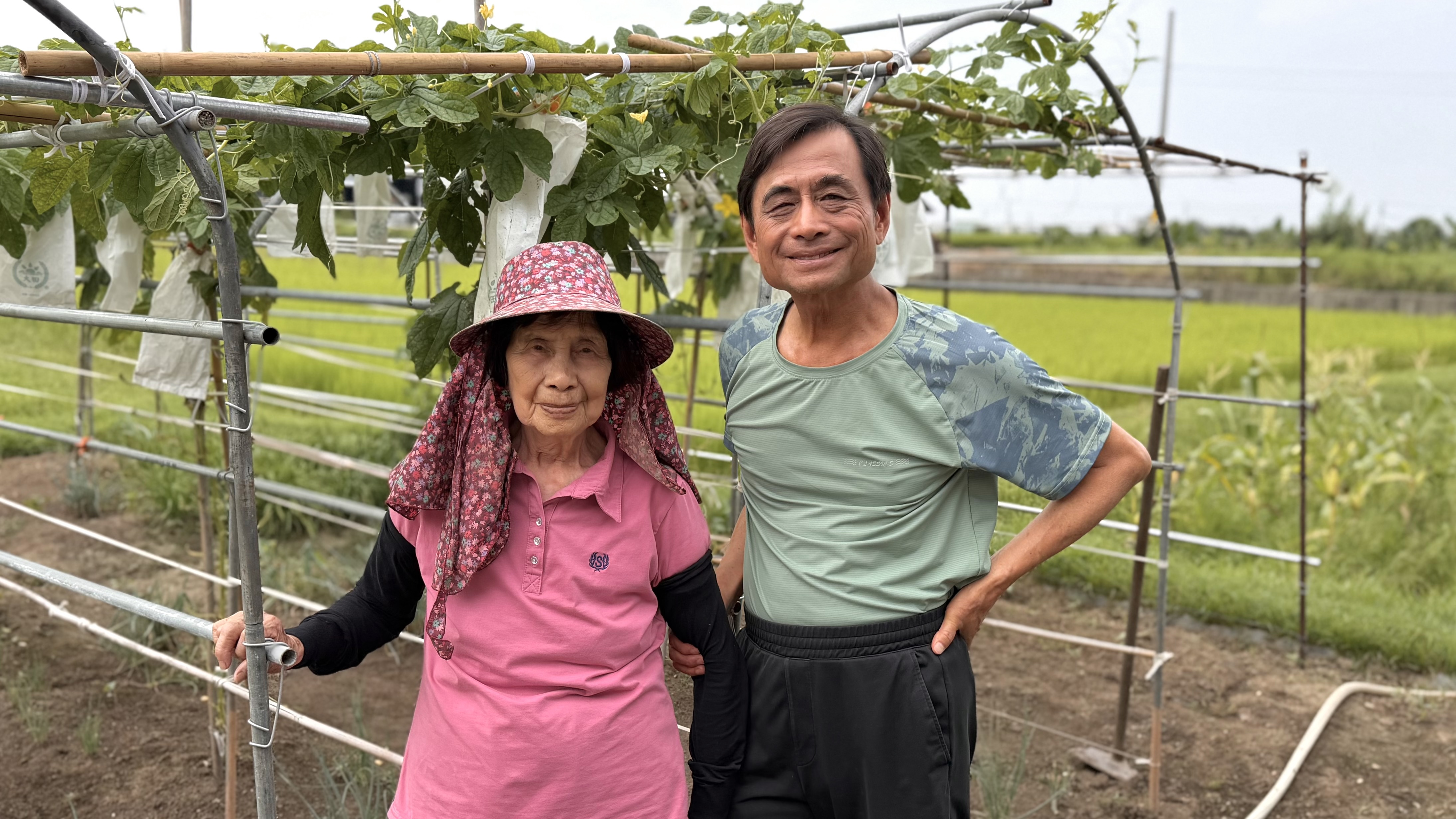 一位婦人與一位男士在 1/2 自然農場內的溫馨合影