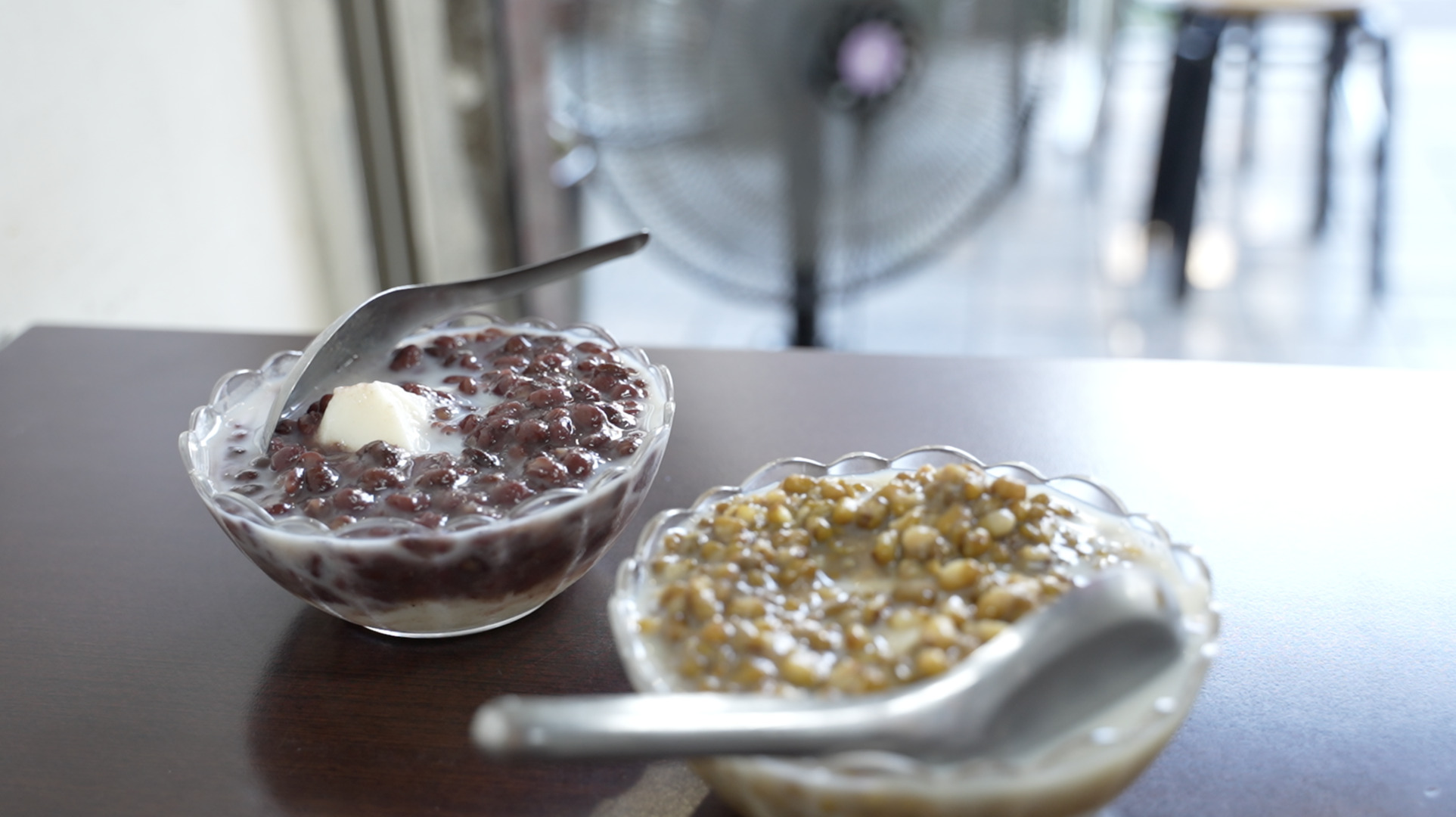 桌上放著兩碗不同配料的豆花