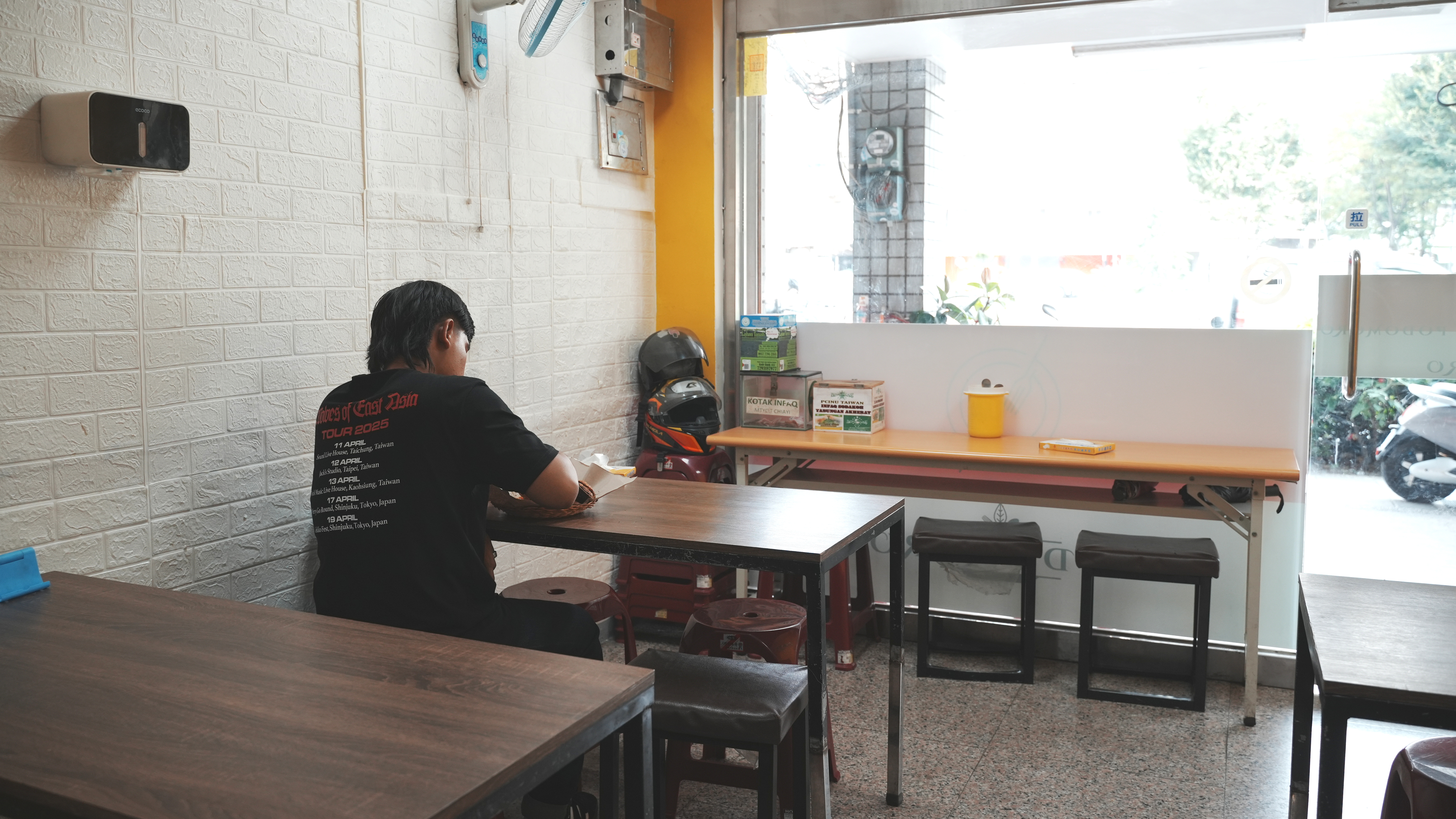 一位客人坐在店家內等候餐點