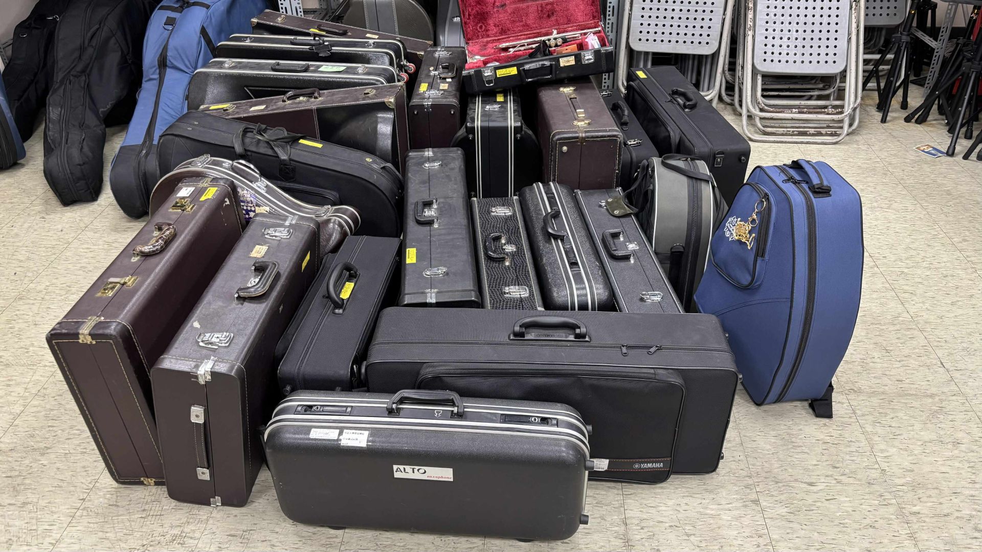 地上整齊擺放許多樂器與器材