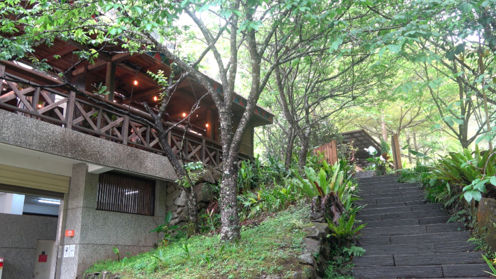 山林間的原住民風格建築照片。