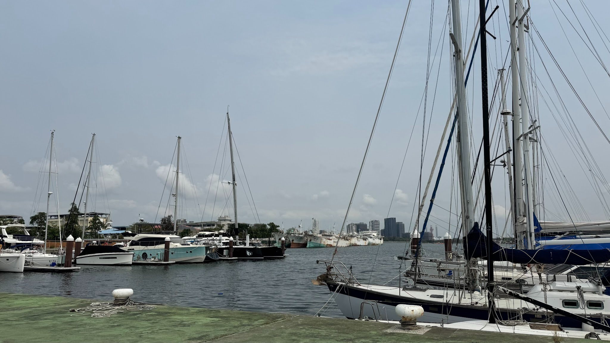 台南安平漁港的港灣景緻。