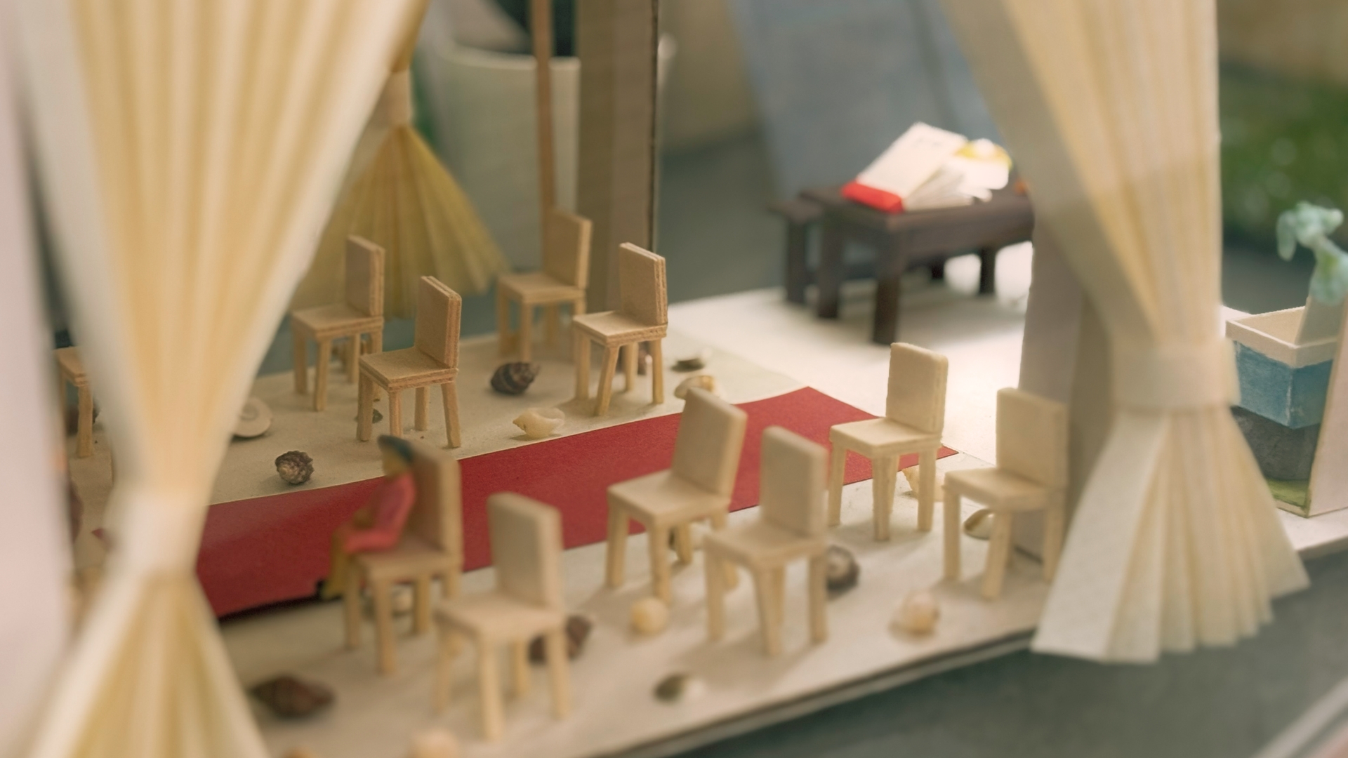 南華大學生死學系展示櫃內的手作靈堂模型