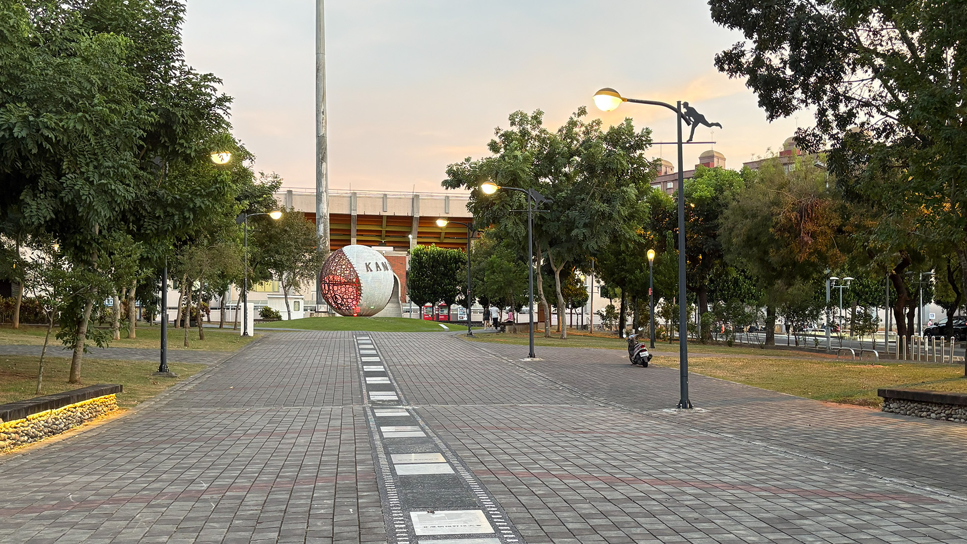 棒球世紀大道的地面中央以電影膠卷造型的石板呈現嘉農棒球隊的歷史，大道的盡頭是巨大棒球雕塑