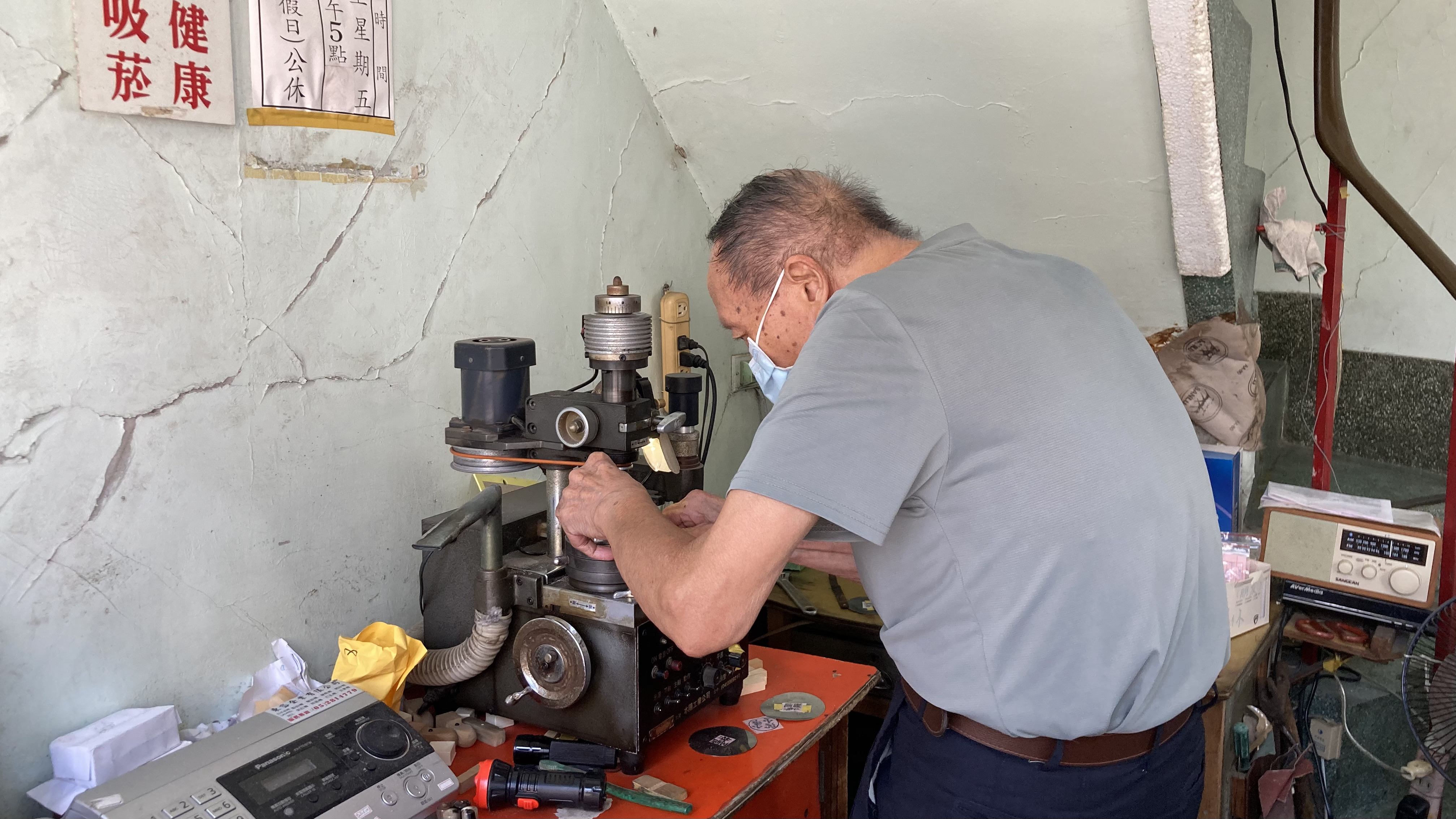 師傅正在操作光電雕刻機