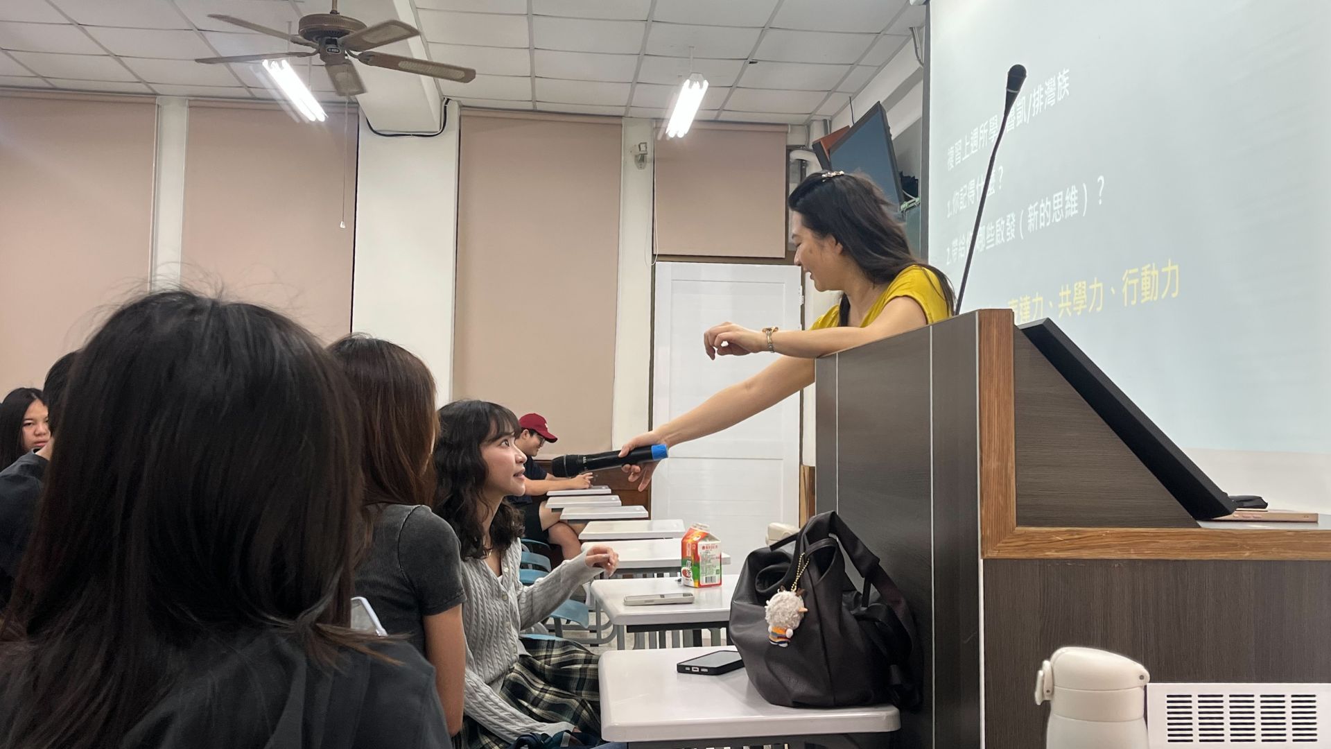 大學課堂上師生互動、進行提問與回答的教學現場