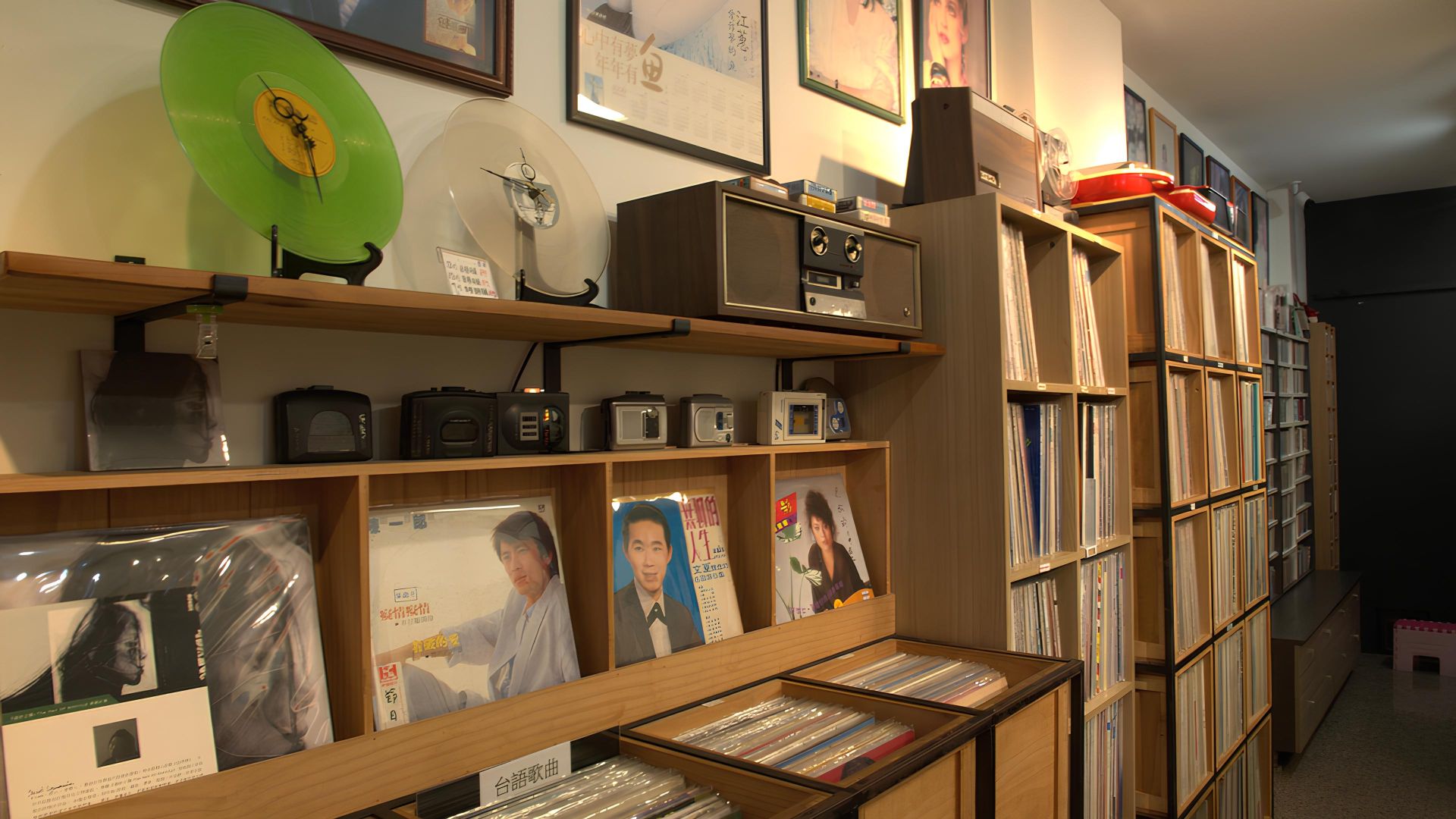 架上整齊排列著許多黑膠唱片