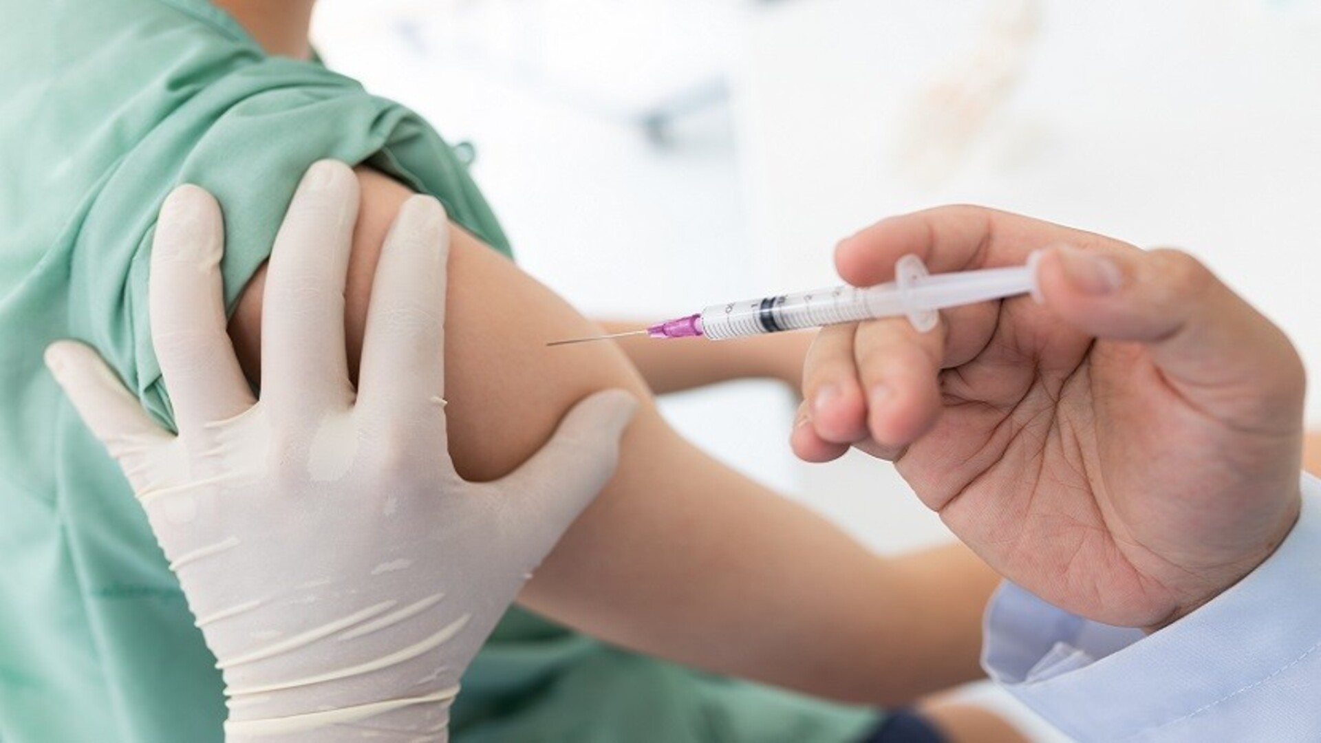 一隻手臂正在被施打疫苗