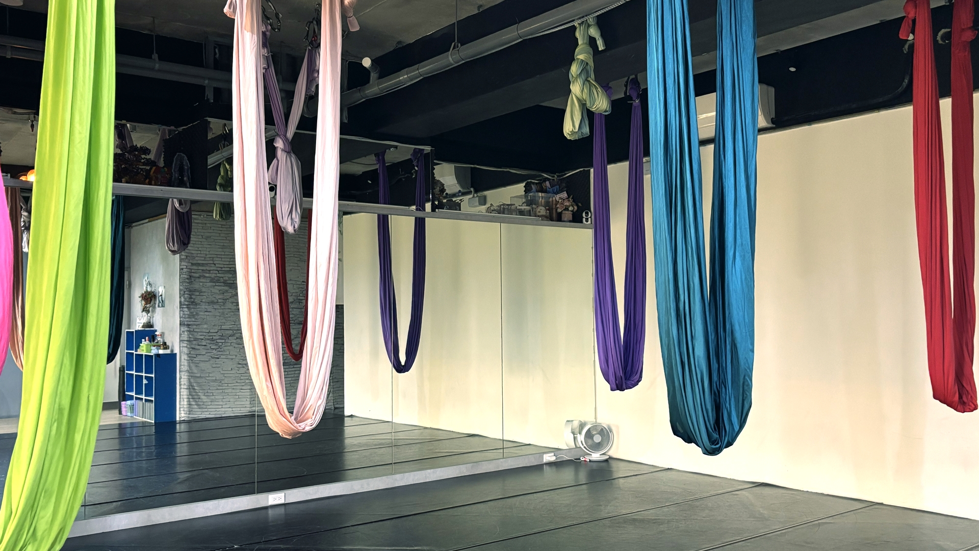 教室內掛著各種顏色的空中瑜伽掛布