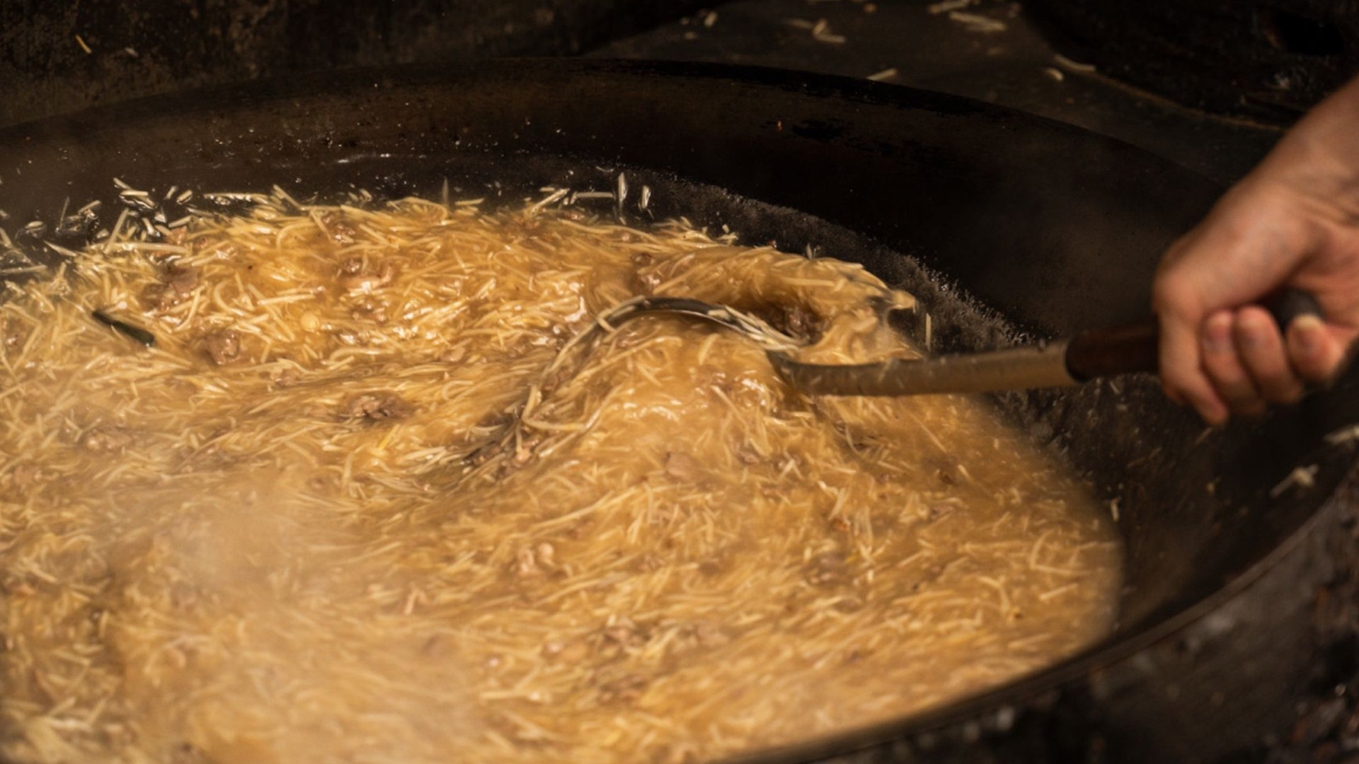 正在烹煮一大鍋鴨肉羹