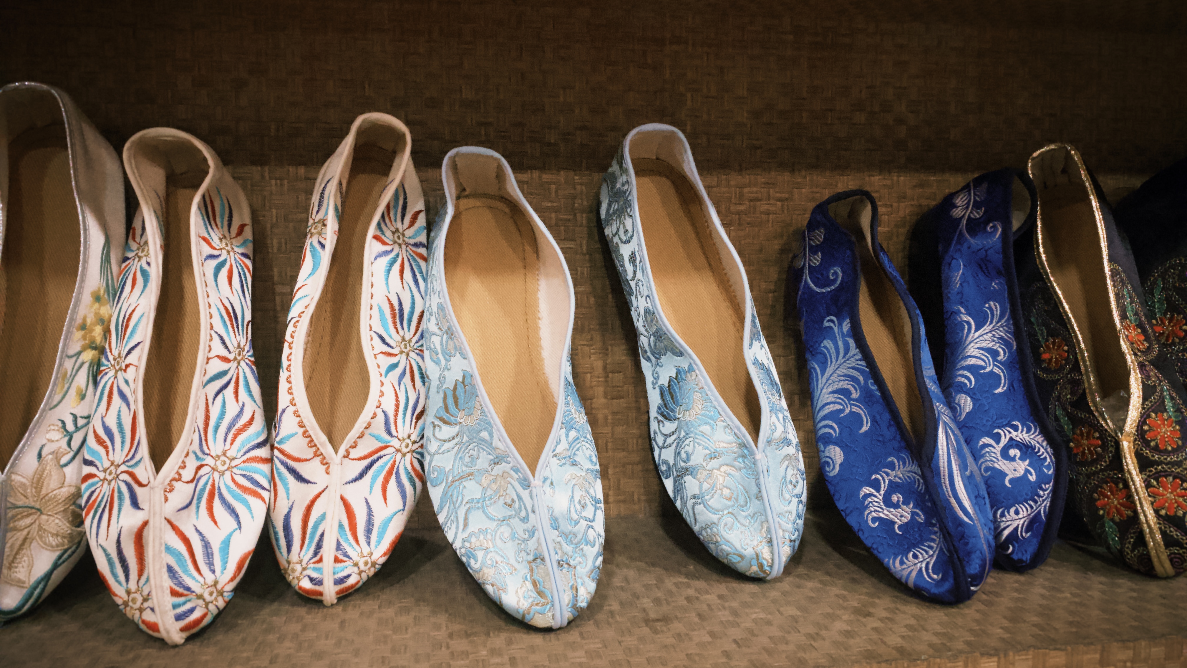 籃子內擺放著四雙不同花色的平劇鞋