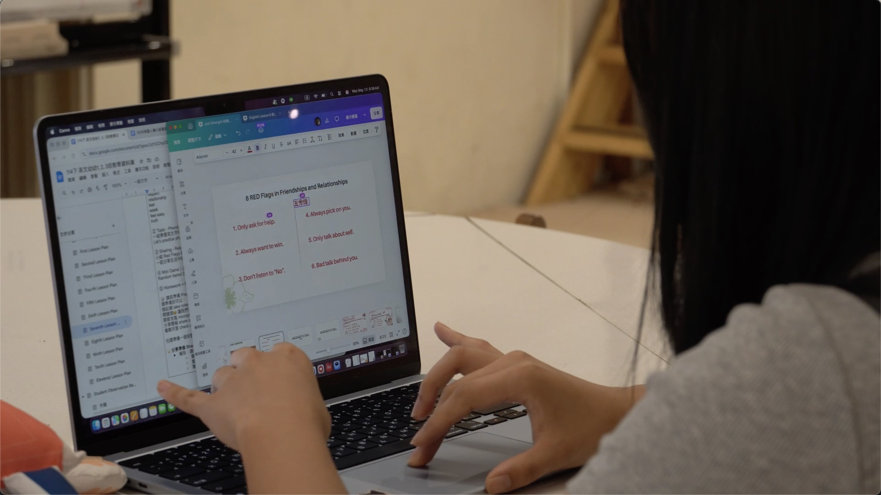 一個人正在使用canva