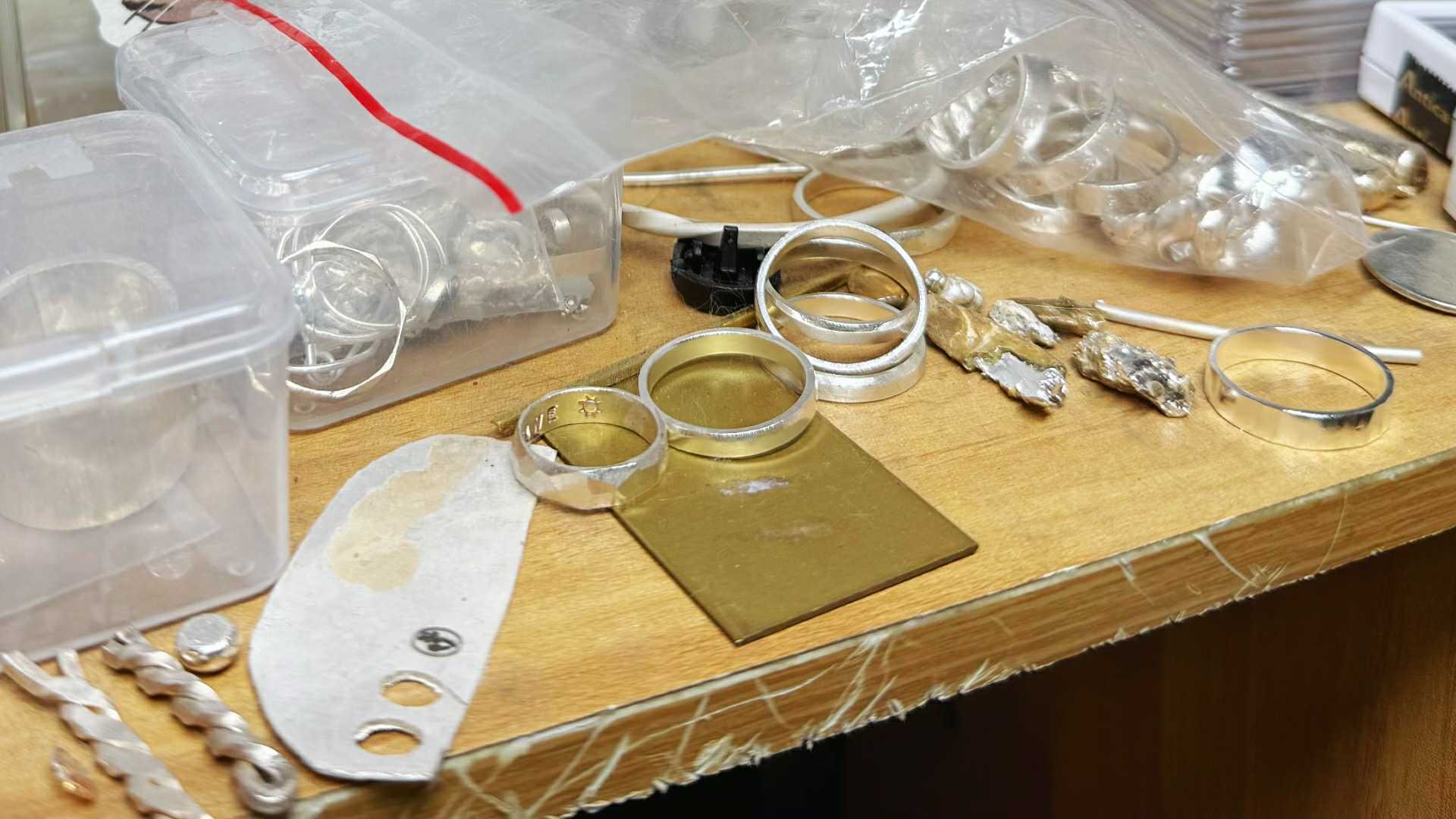 數枚手作的戒指