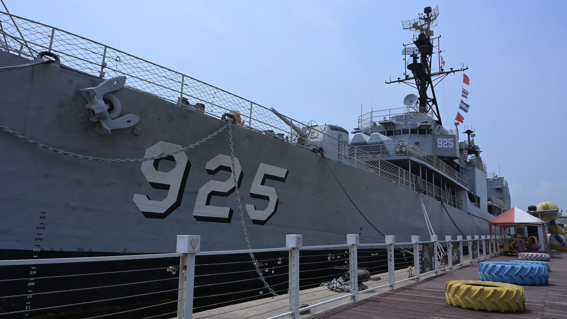 停泊在岸邊的德陽艦軍艦，船體側面標有顯眼的編號「925」。