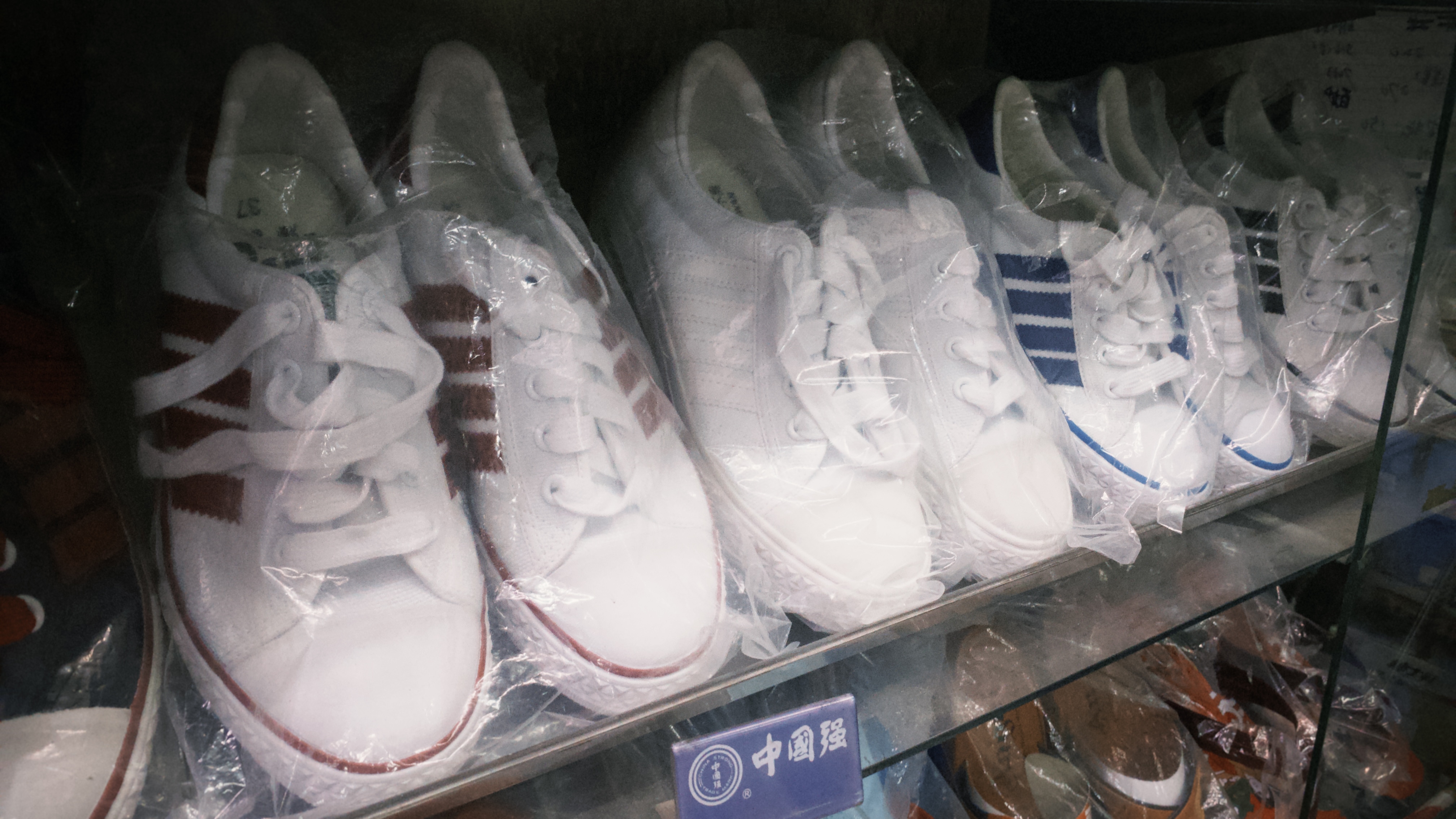 鞋櫃中的帆布鞋，鞋櫃下方有「中國強」字樣的標示