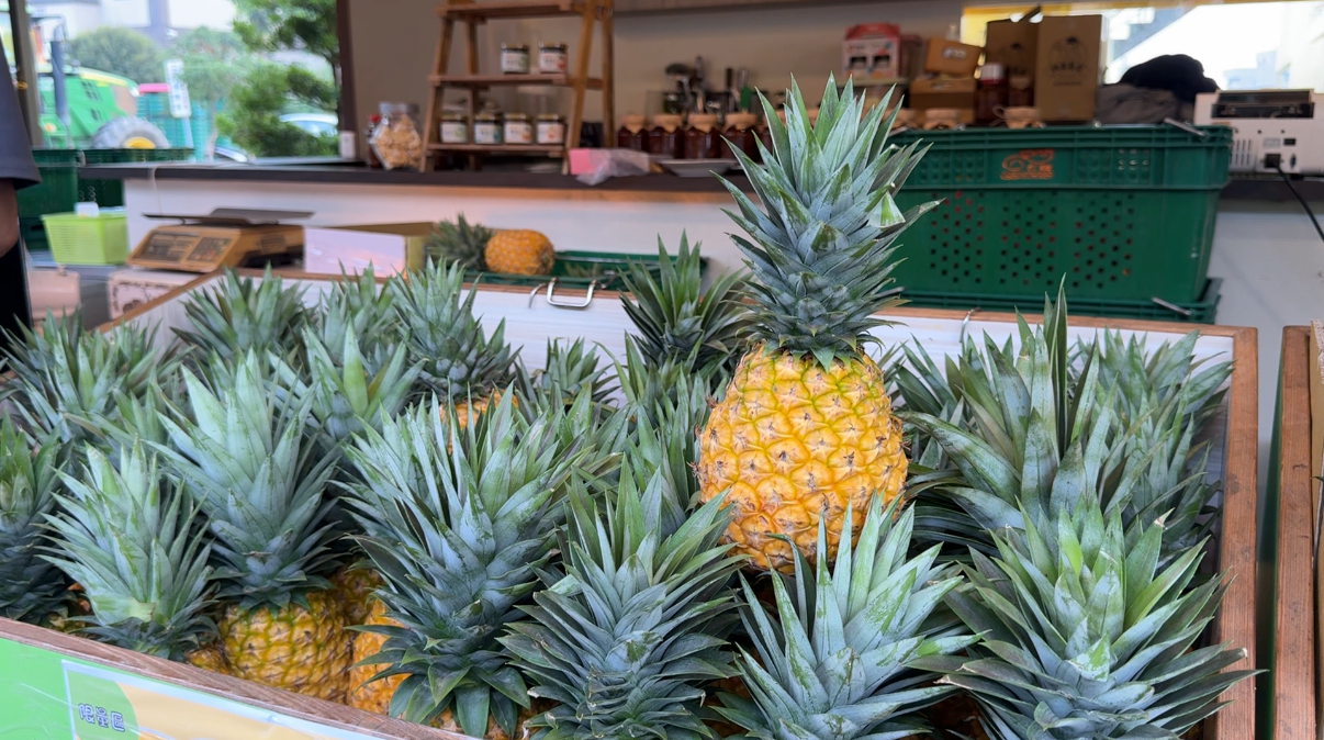 數顆鳳梨放在一個箱子裡