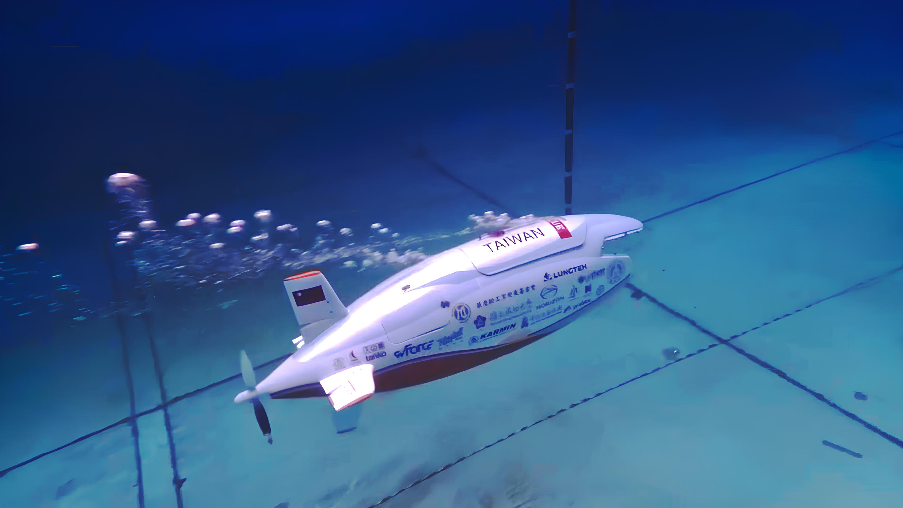 人力潛艇在水中航行