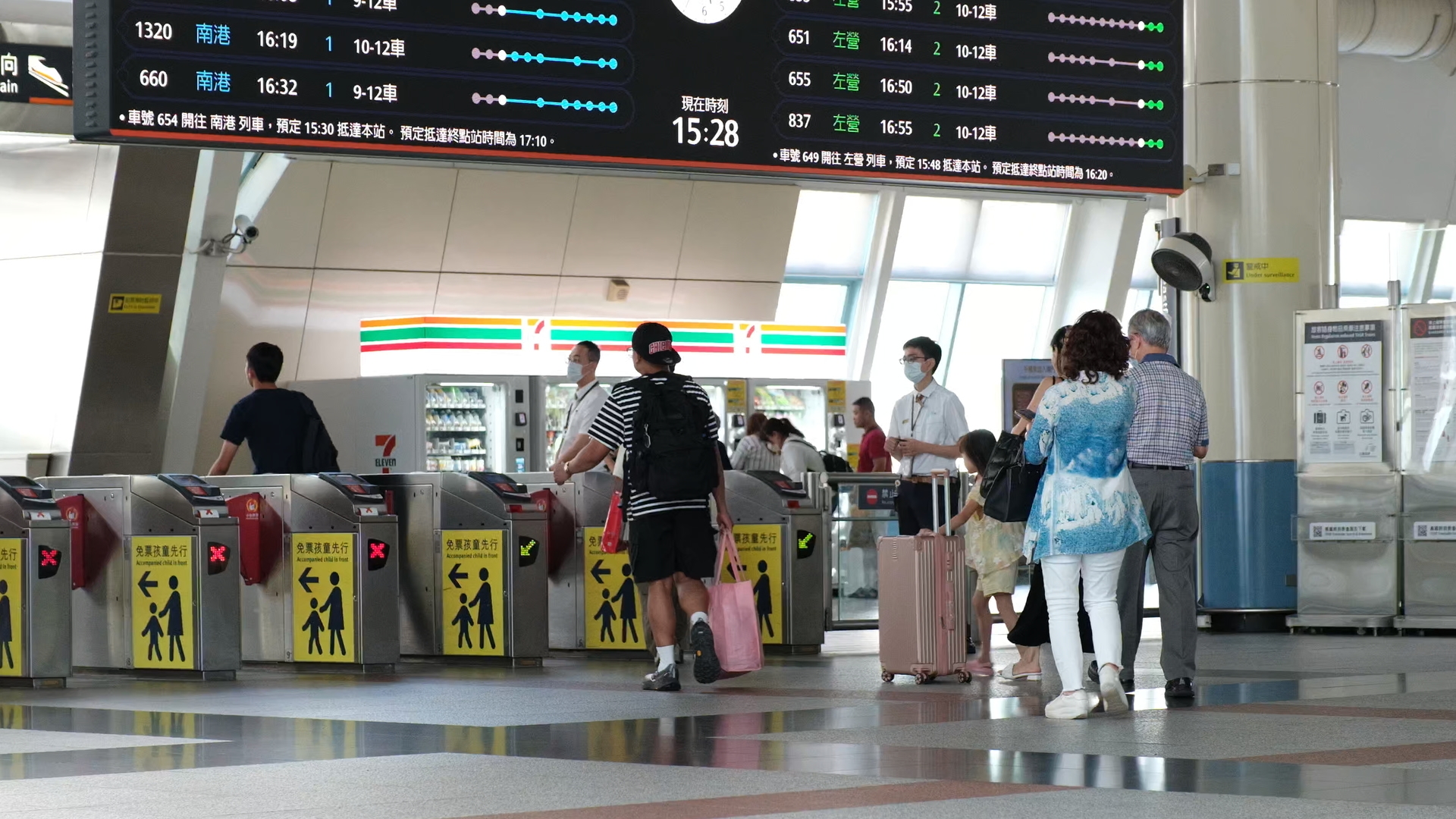 高鐵站的進出站閘門