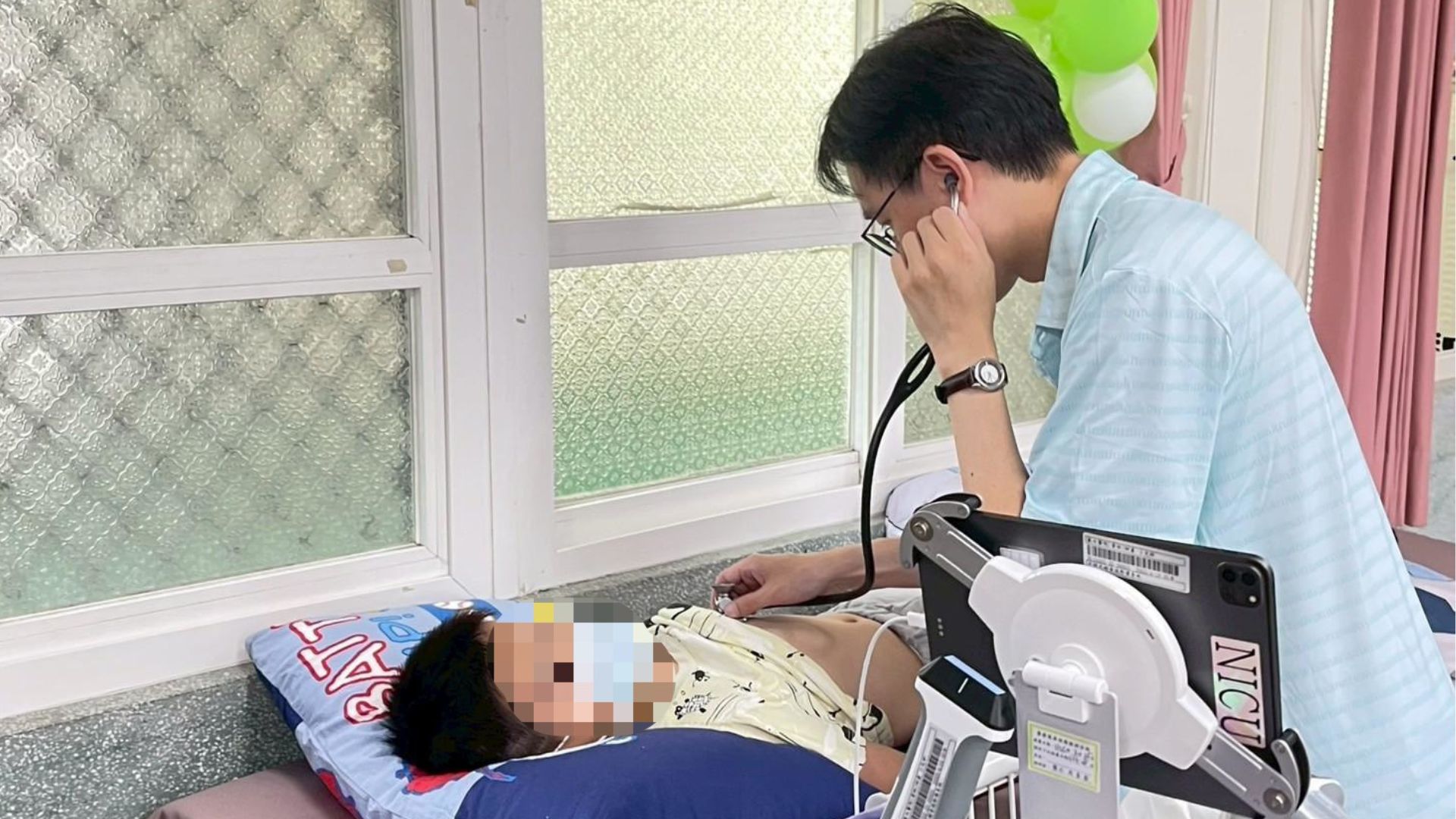 醫生正在幫一位男孩檢查心臟