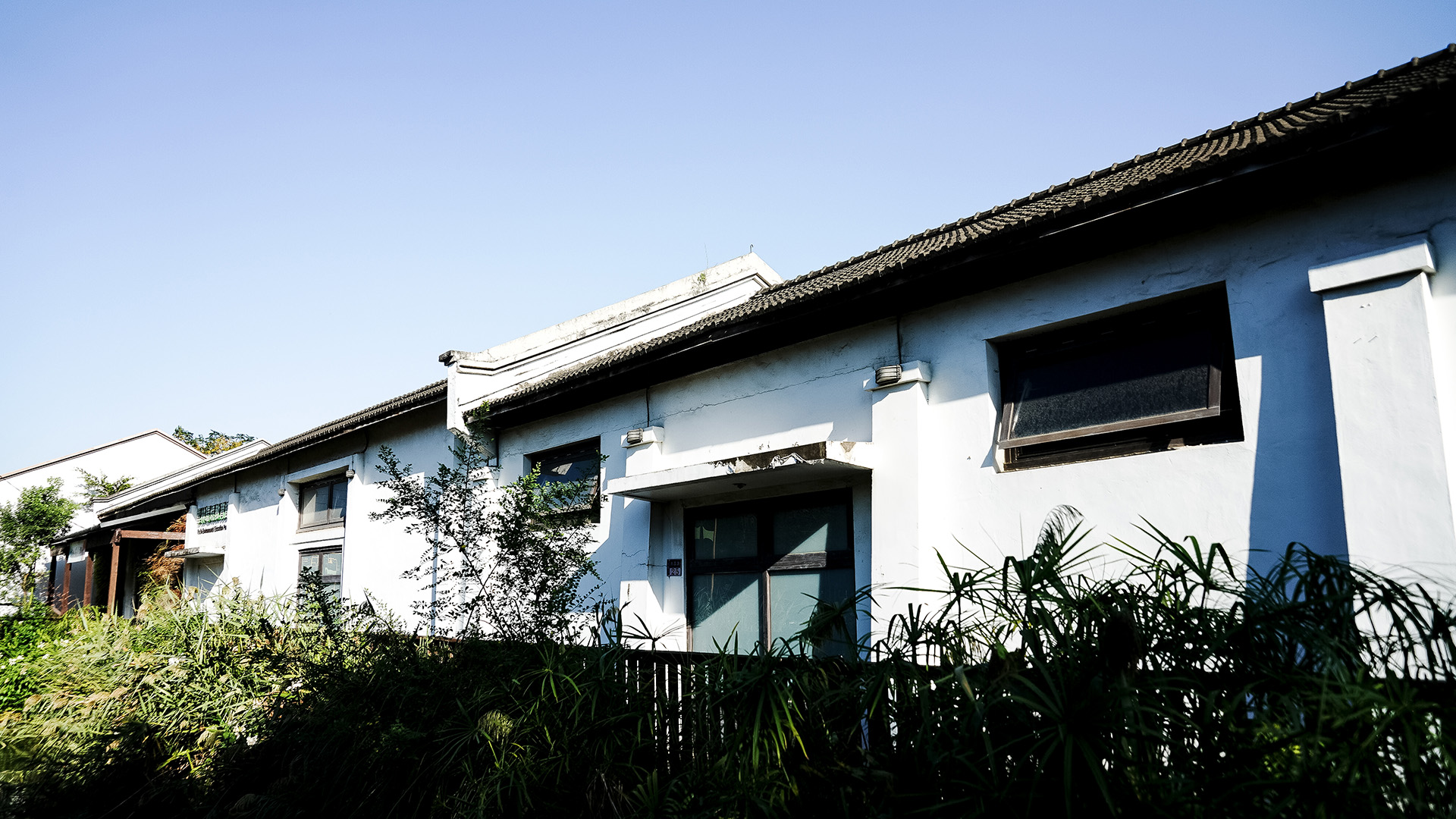 白牆、黑色屋頂的北側倉庫群