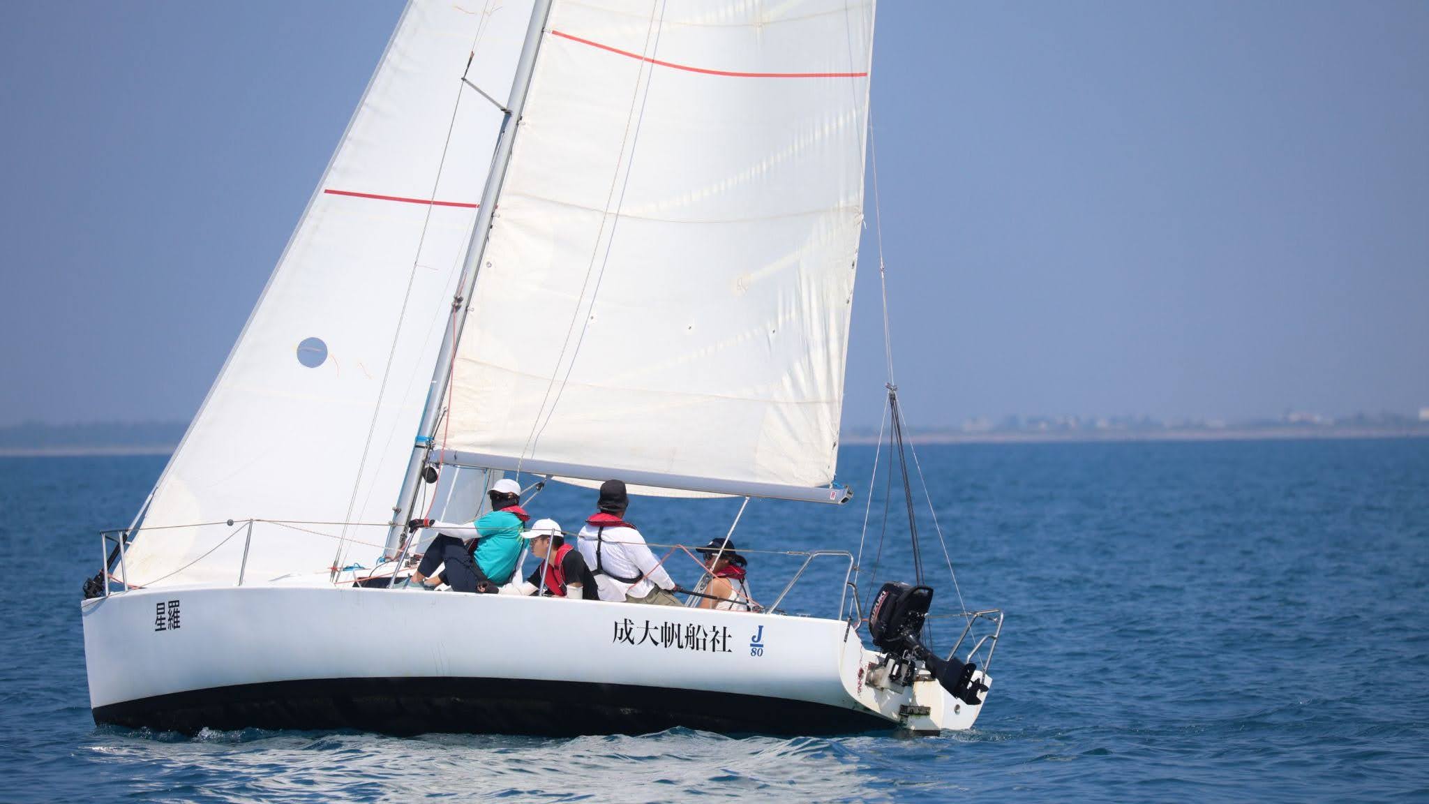 成功大學帆船社在海面上航行的英姿。