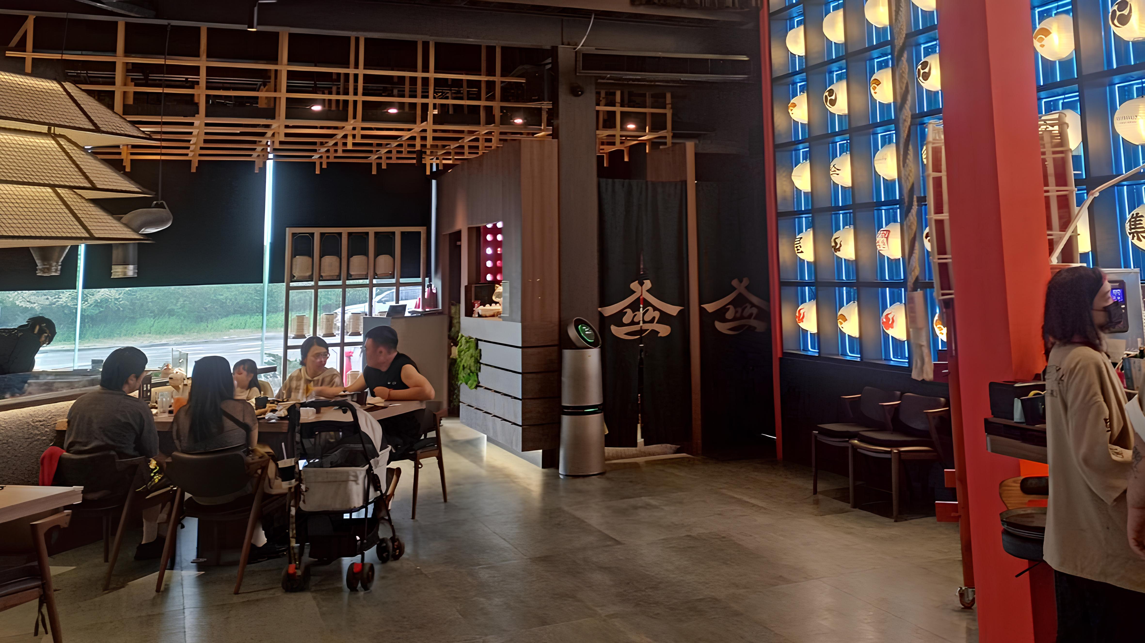 日式風格的餐廳內部，有人在用餐